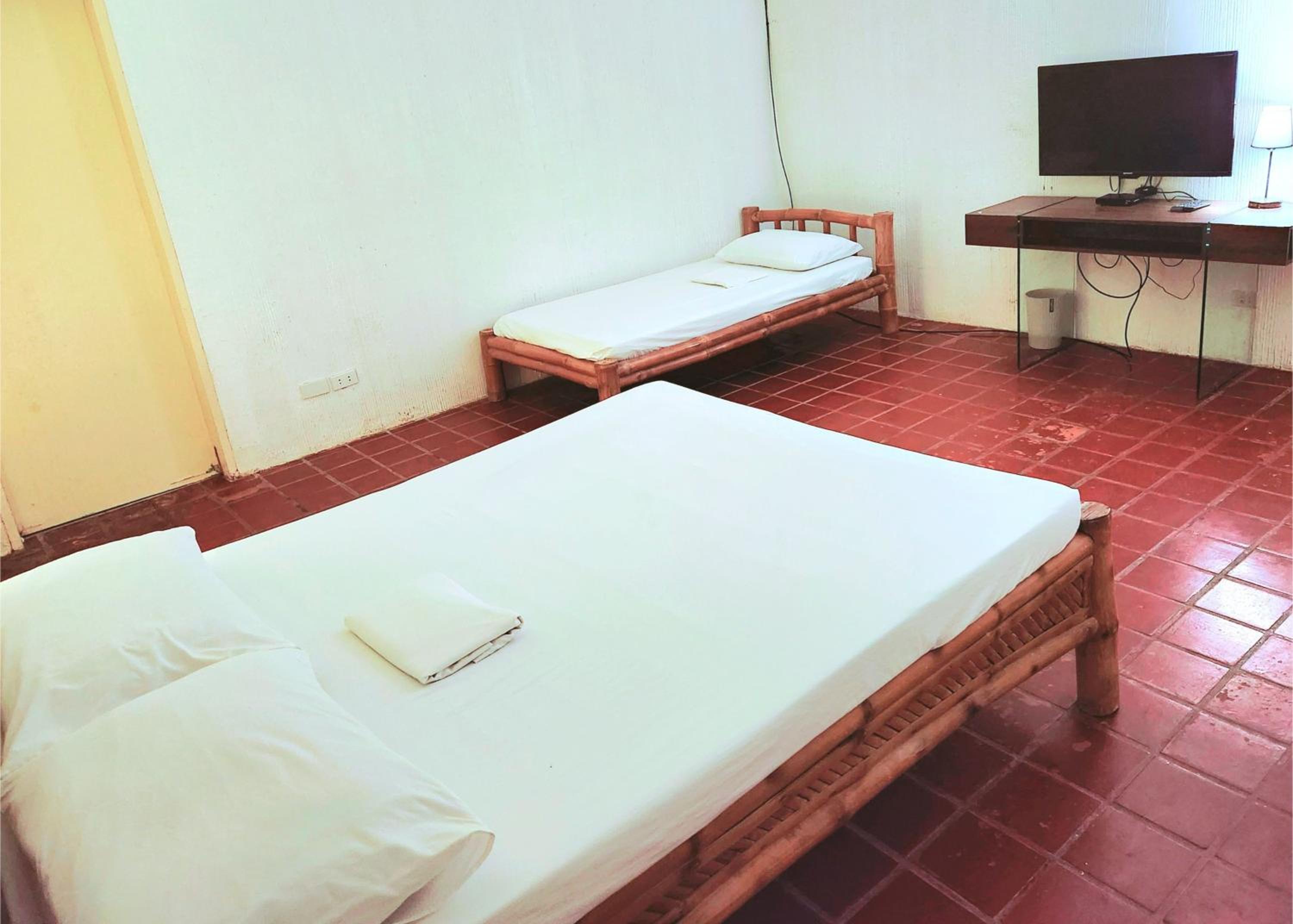 Three-Bedroom House - Photo 3