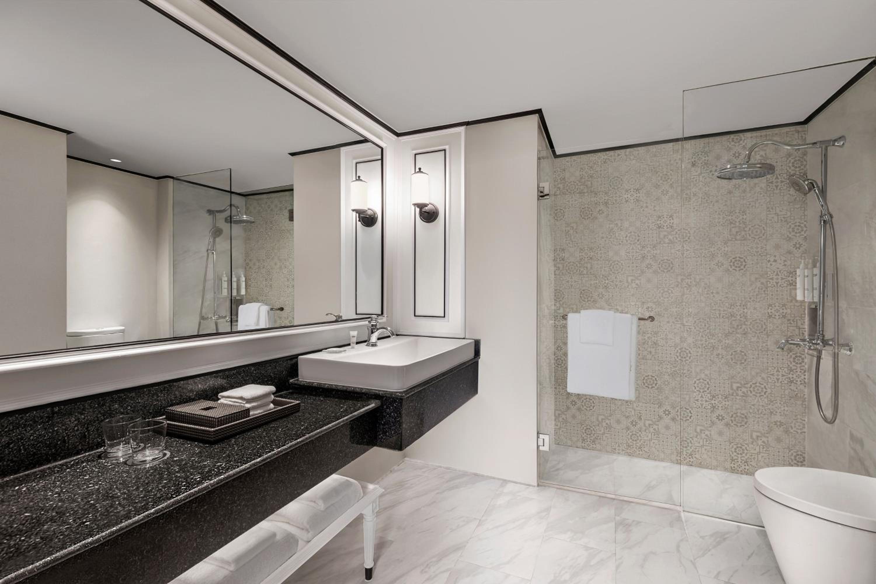 Deluxe Twin Room with City View - Photo 2