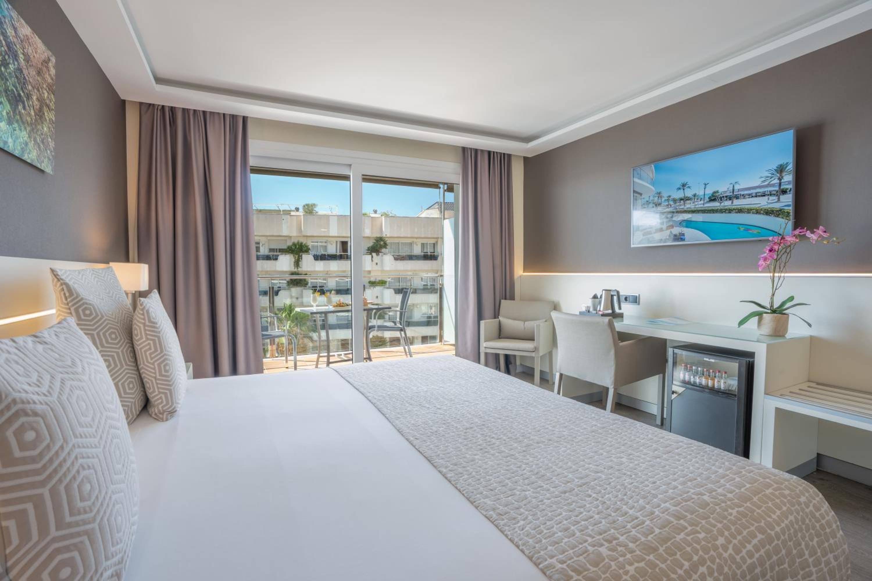 Executive Double or Twin Room with Partial Sea View photo 2