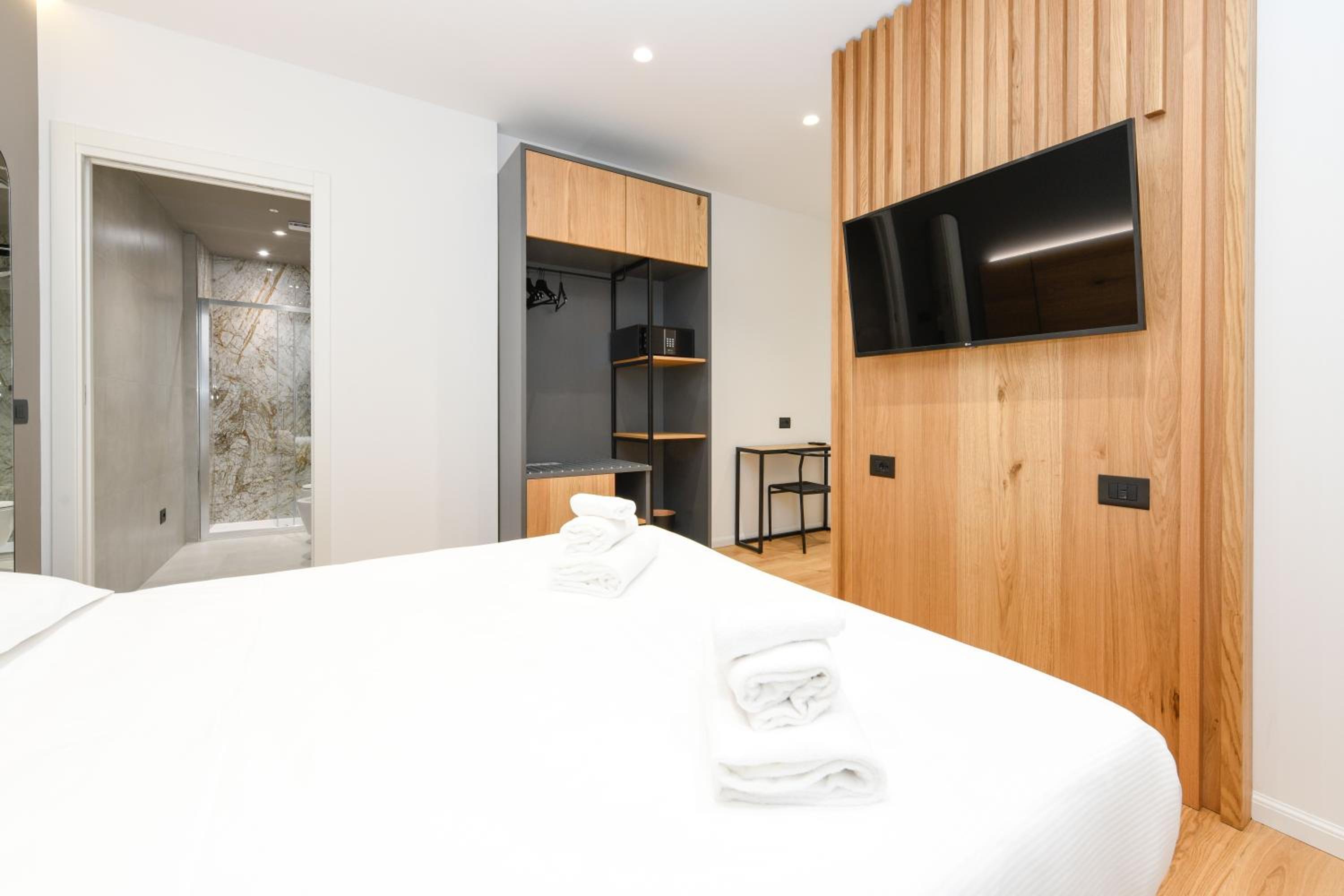 Comfort Queen Room with Balcony - Non-Smoking - Photo 6