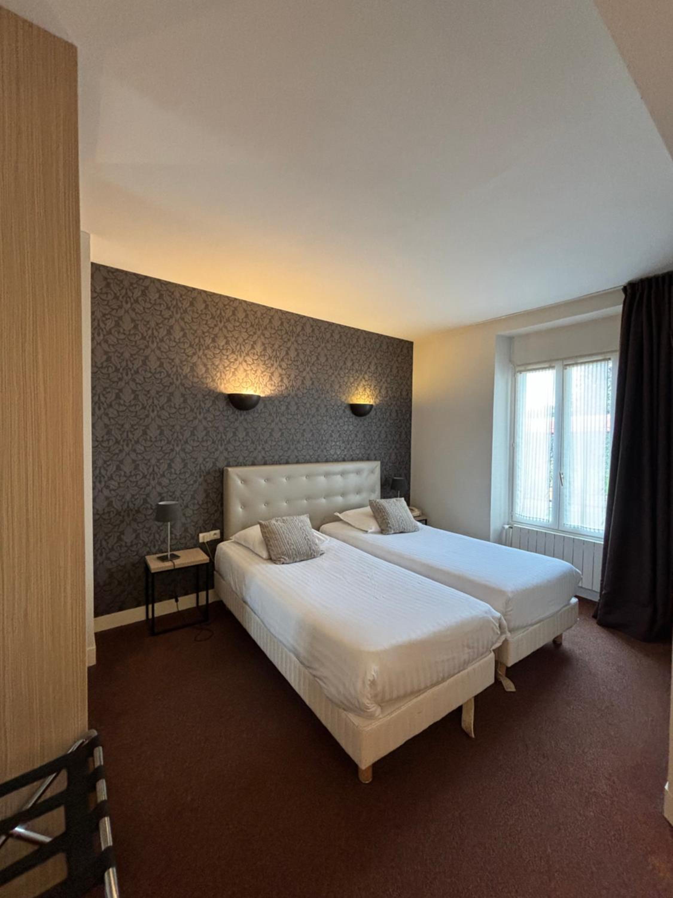 Standard Twin Room - Photo 3