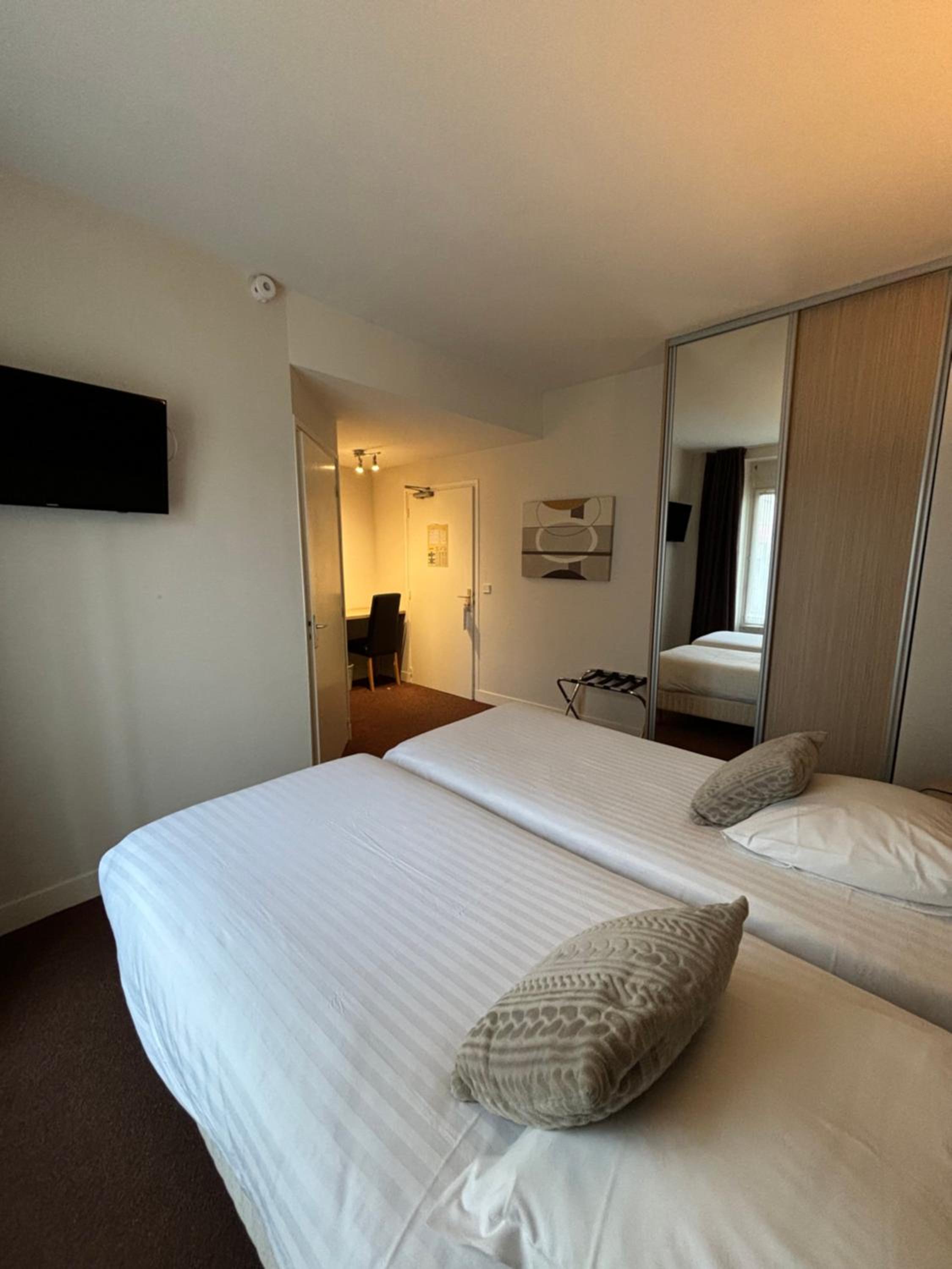Standard Twin Room - Photo 4