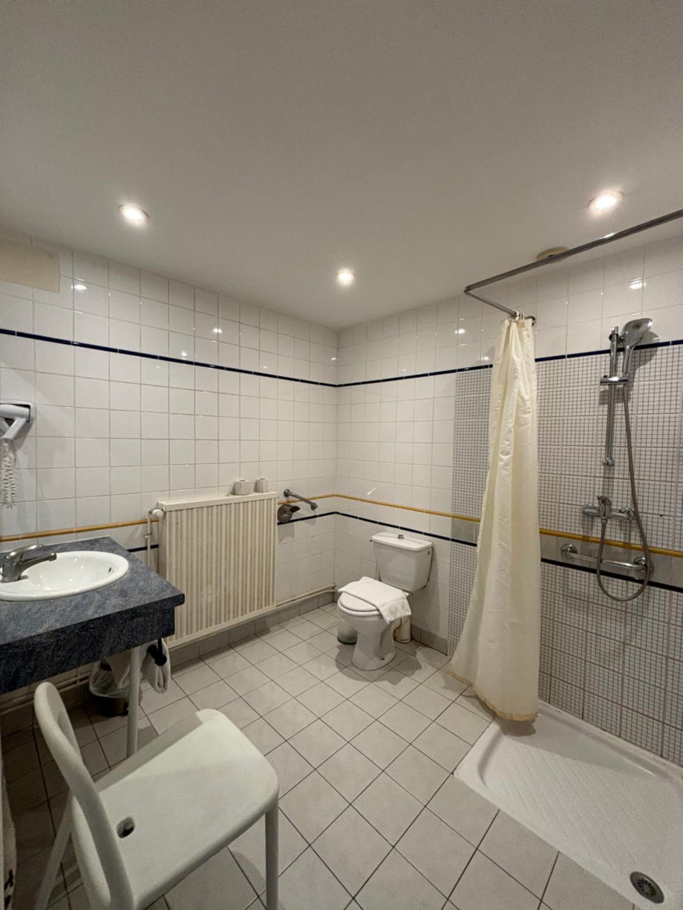 Standard Twin Room - Photo 2