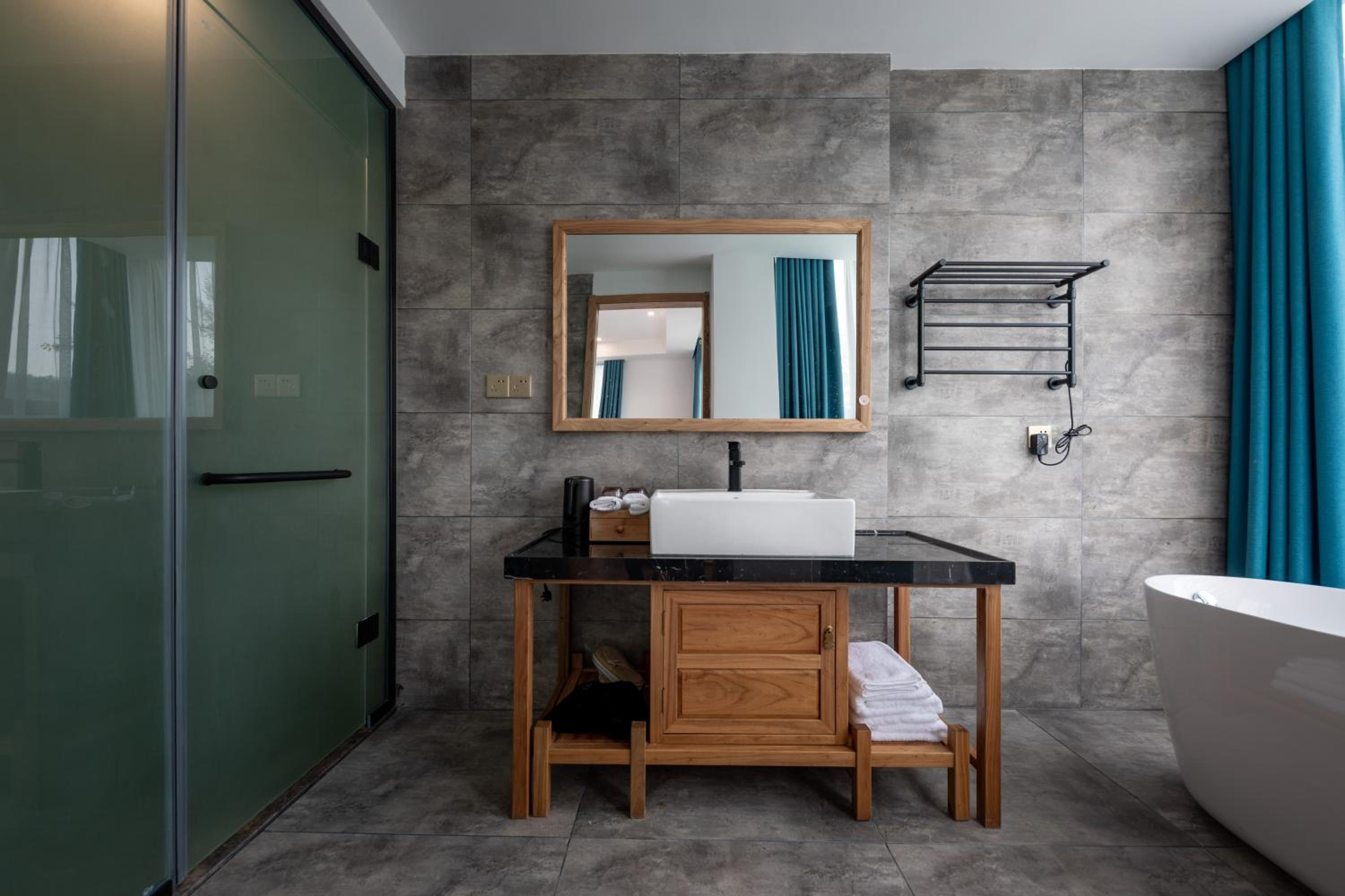 Twin Room With Bath photo 3