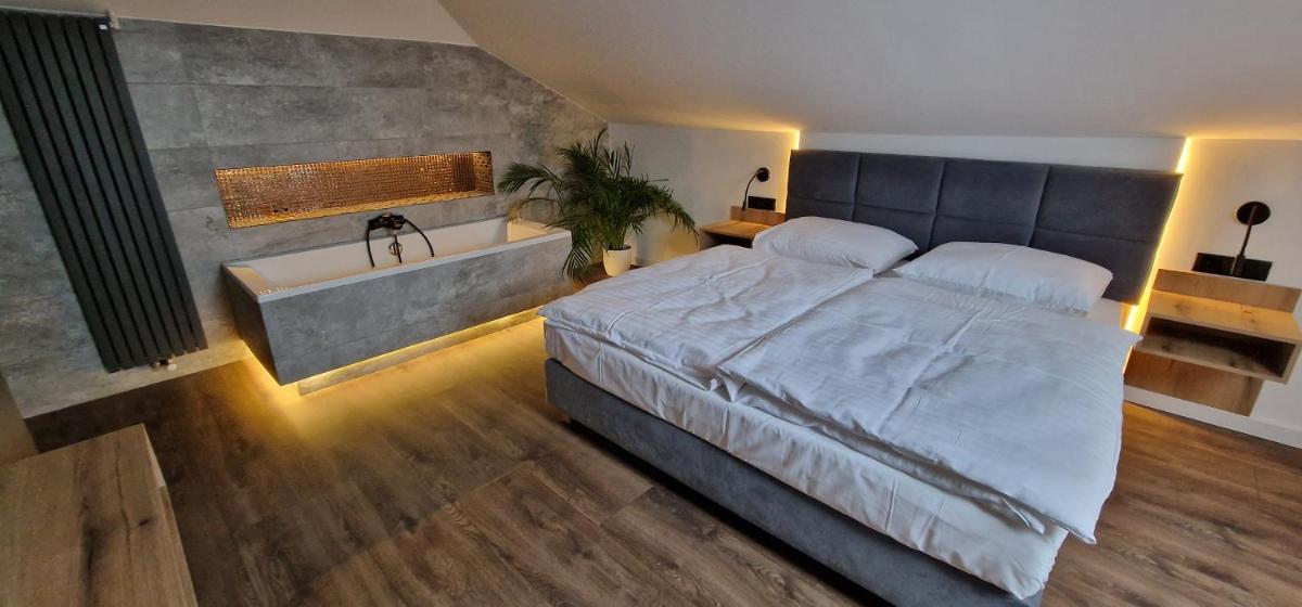 Deluxe Double Room with Bath - Photo 1