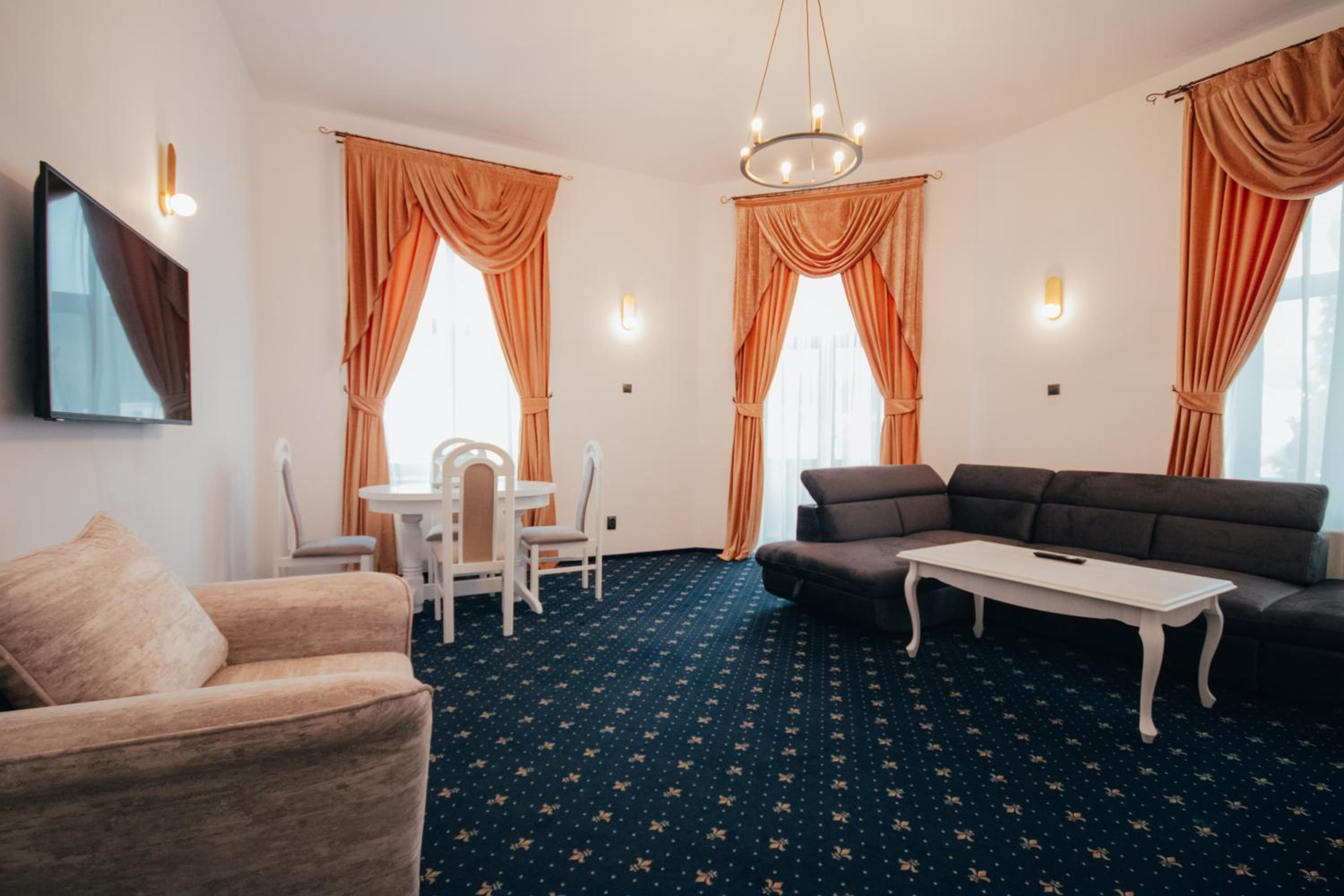One-Bedroom Suite - Photo 8