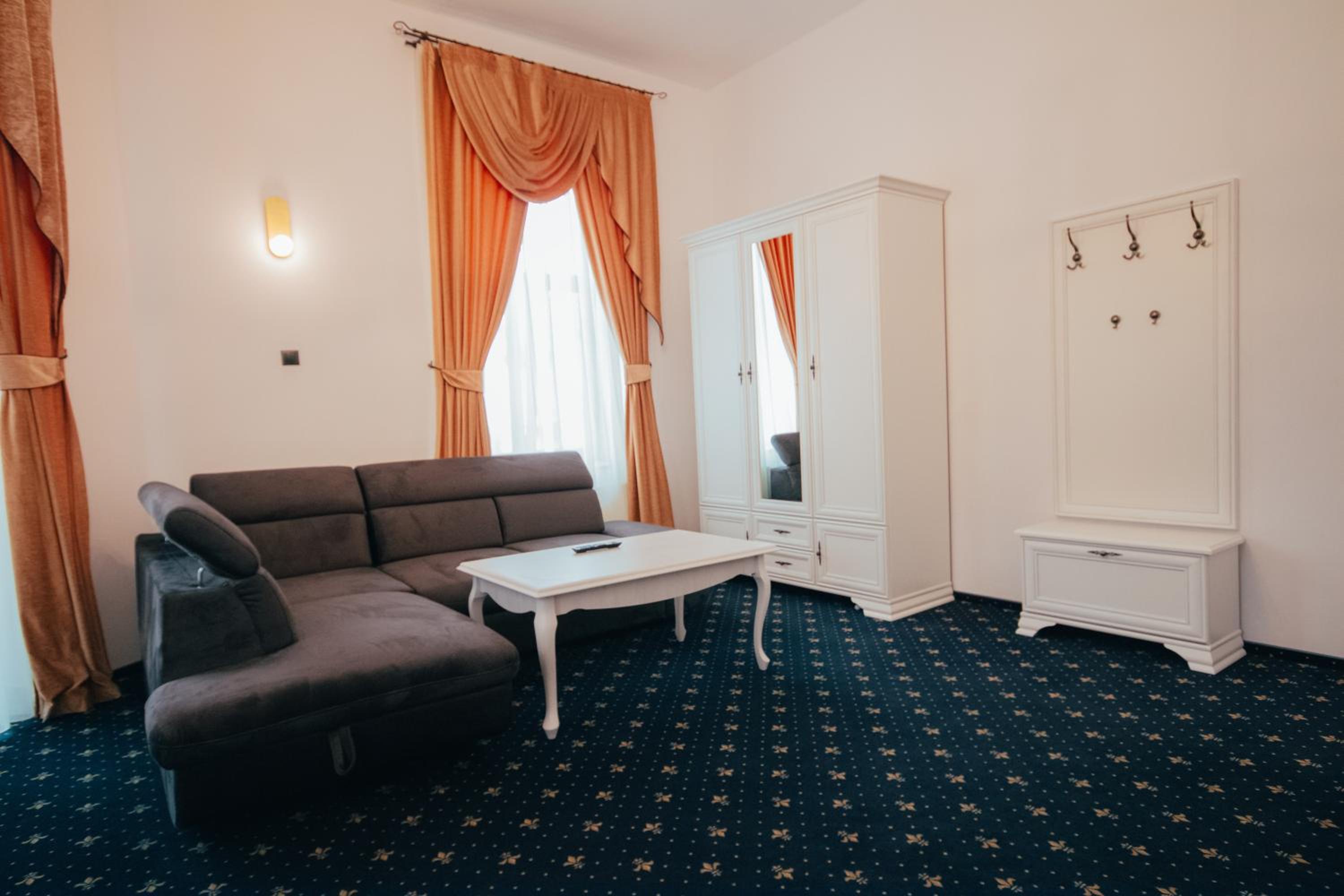 One-Bedroom Suite - Photo 6