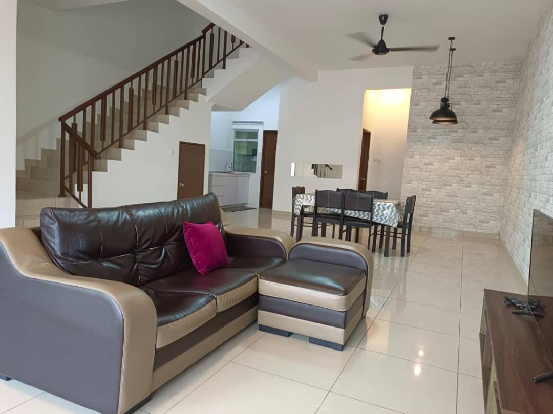 Four-Bedroom House photo 2