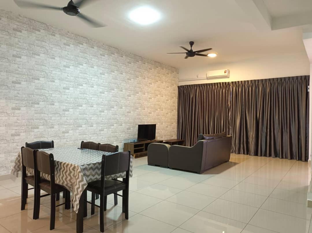 Four-Bedroom House photo 1
