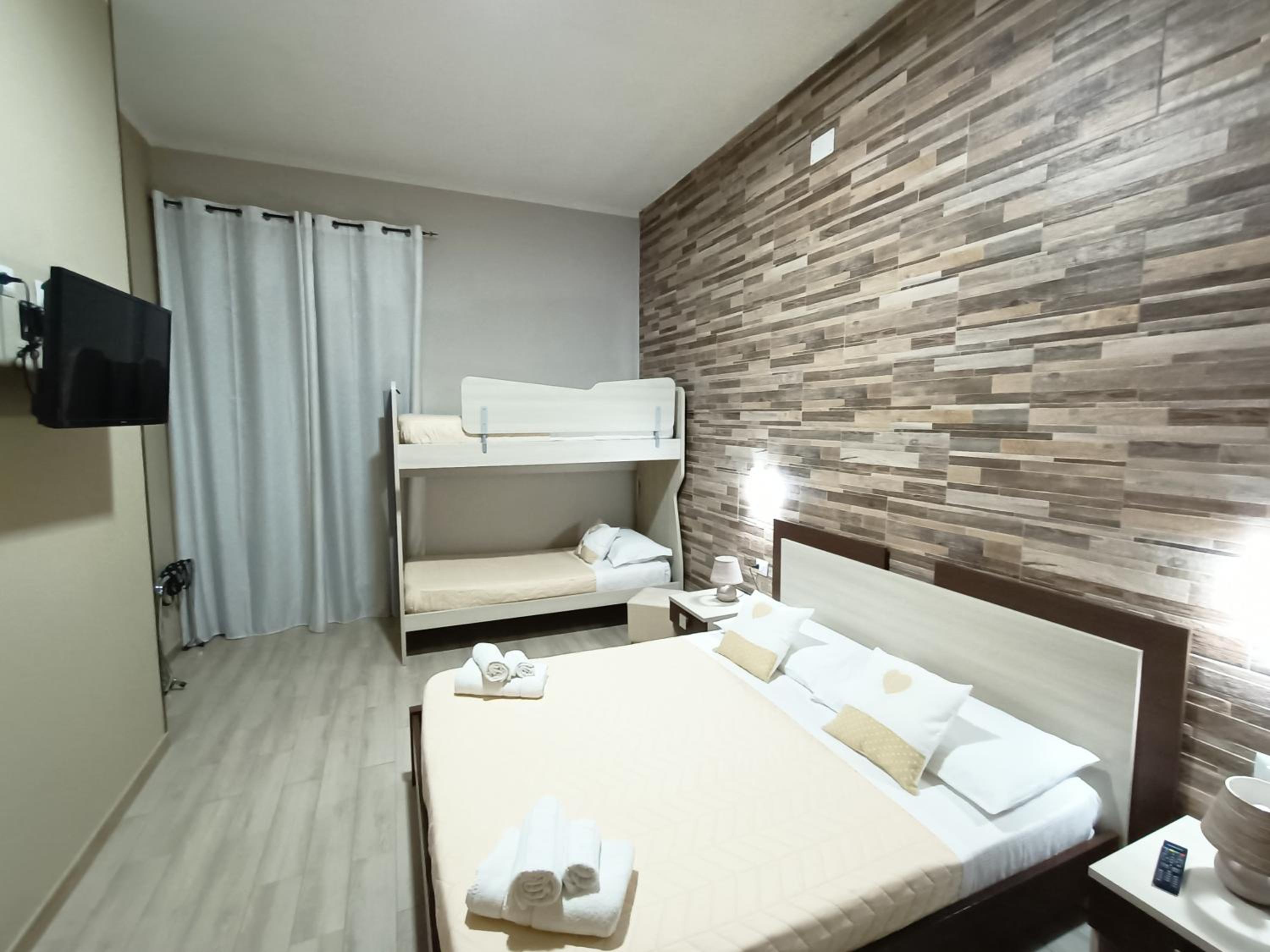 Quadruple Room with Private Bathroom - Photo 6