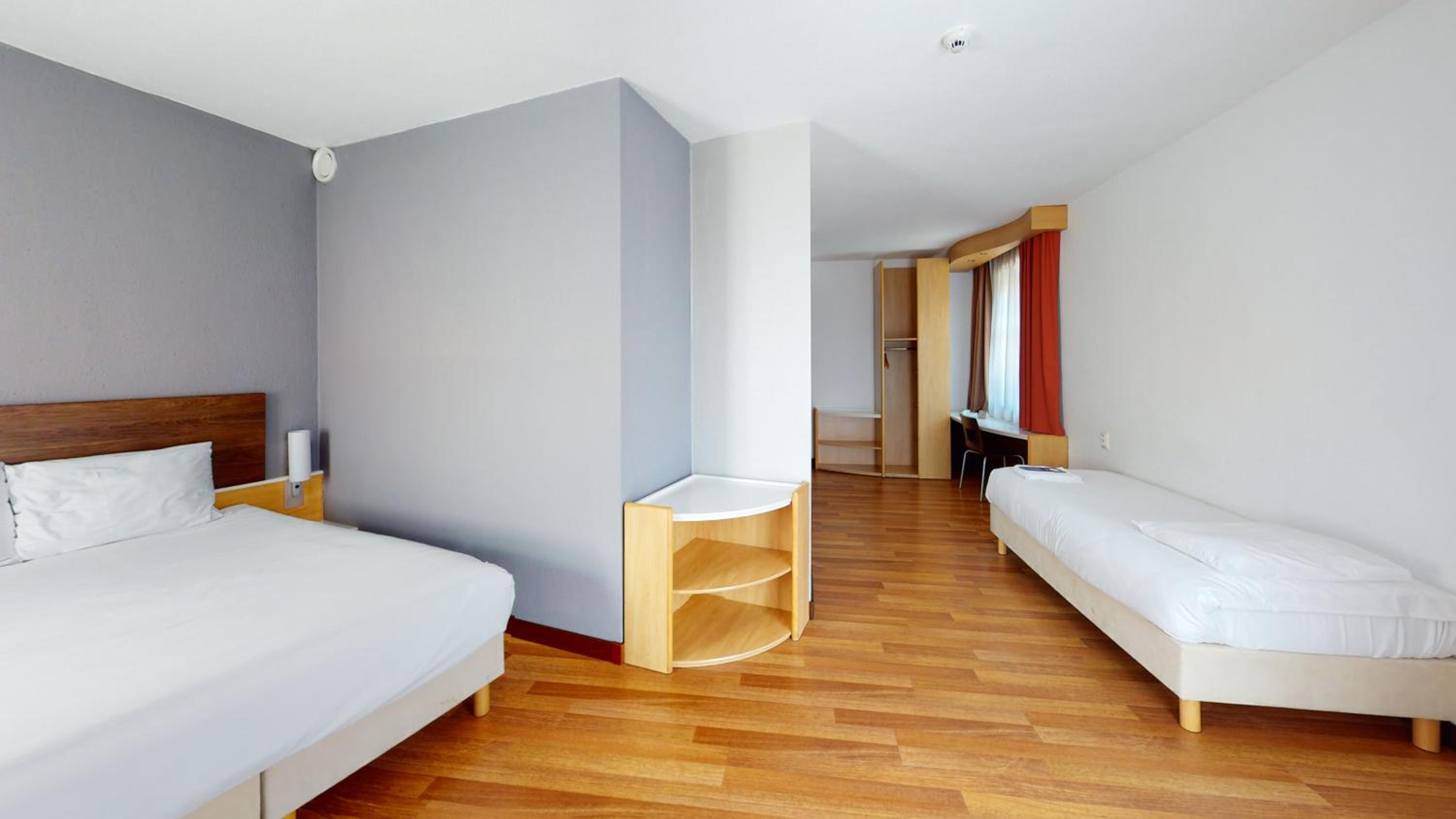Triple Room With One Double Bed And One Single Bed photo 3