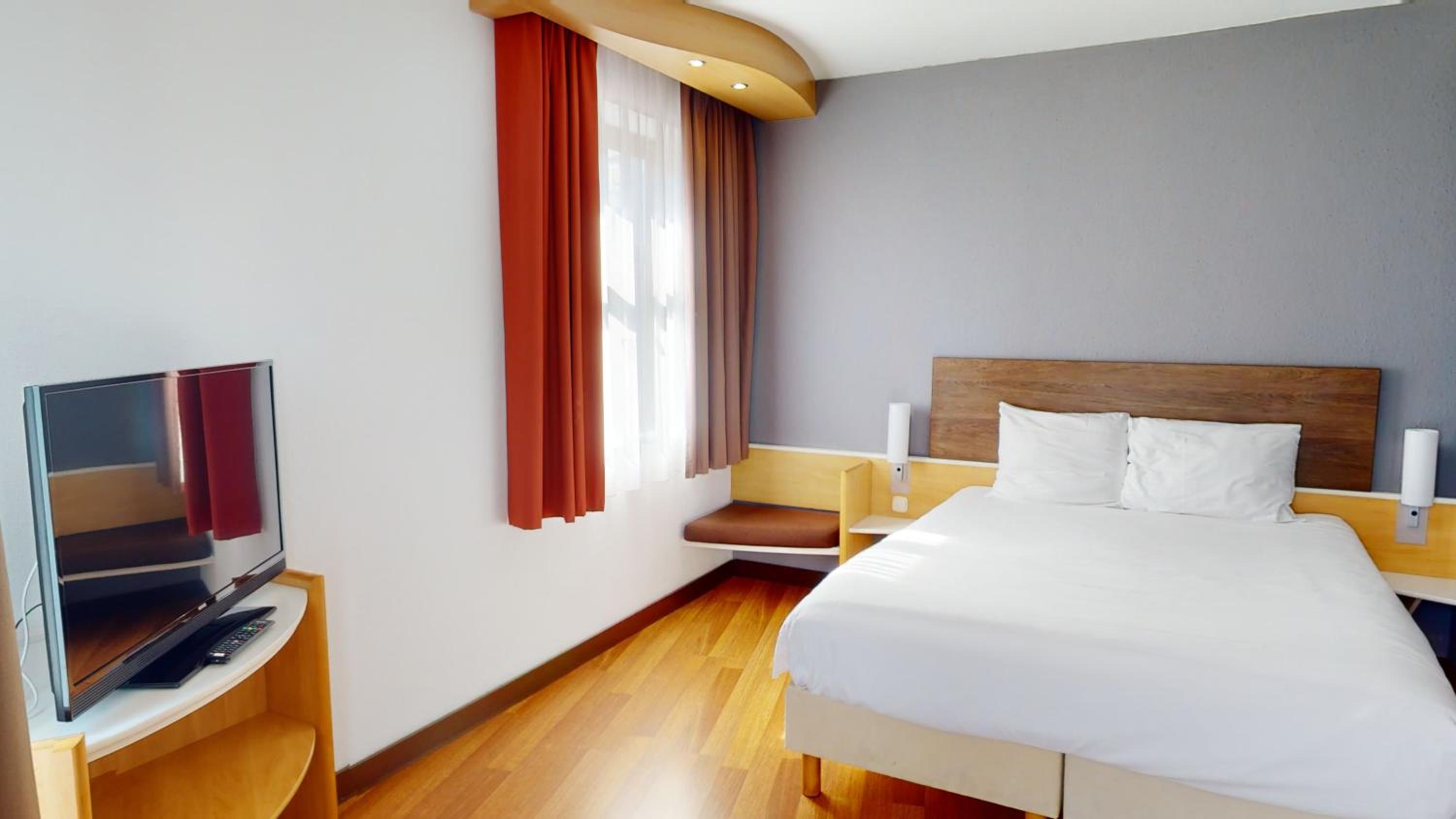 Triple Room With One Double Bed And One Single Bed photo 1