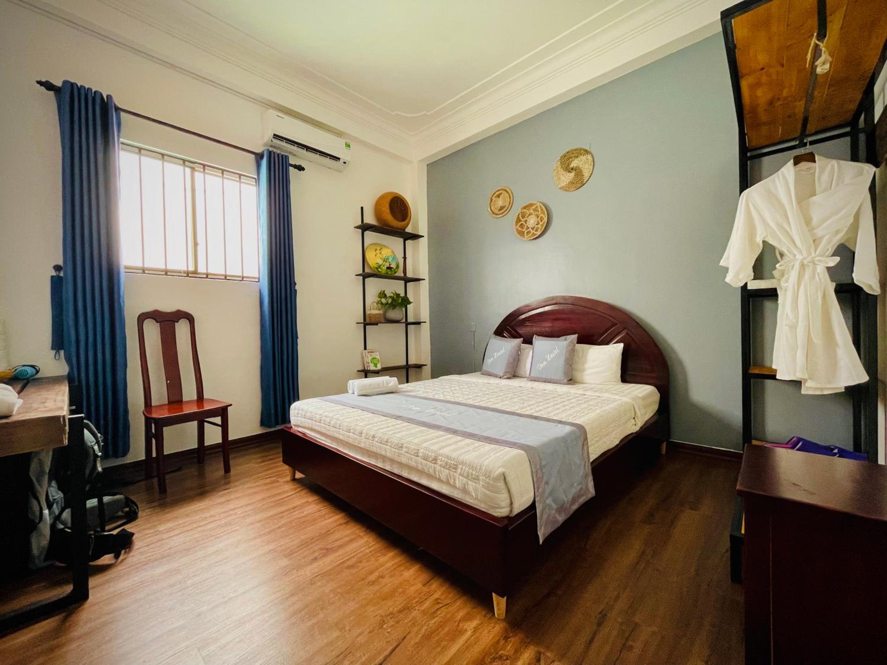 Queen Room photo 2