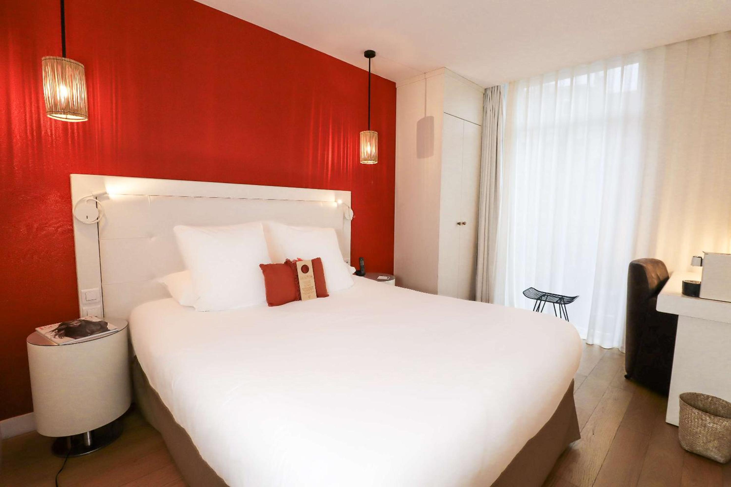 Classic Queen Room with Queen Bed - Non-Smoking photo 3