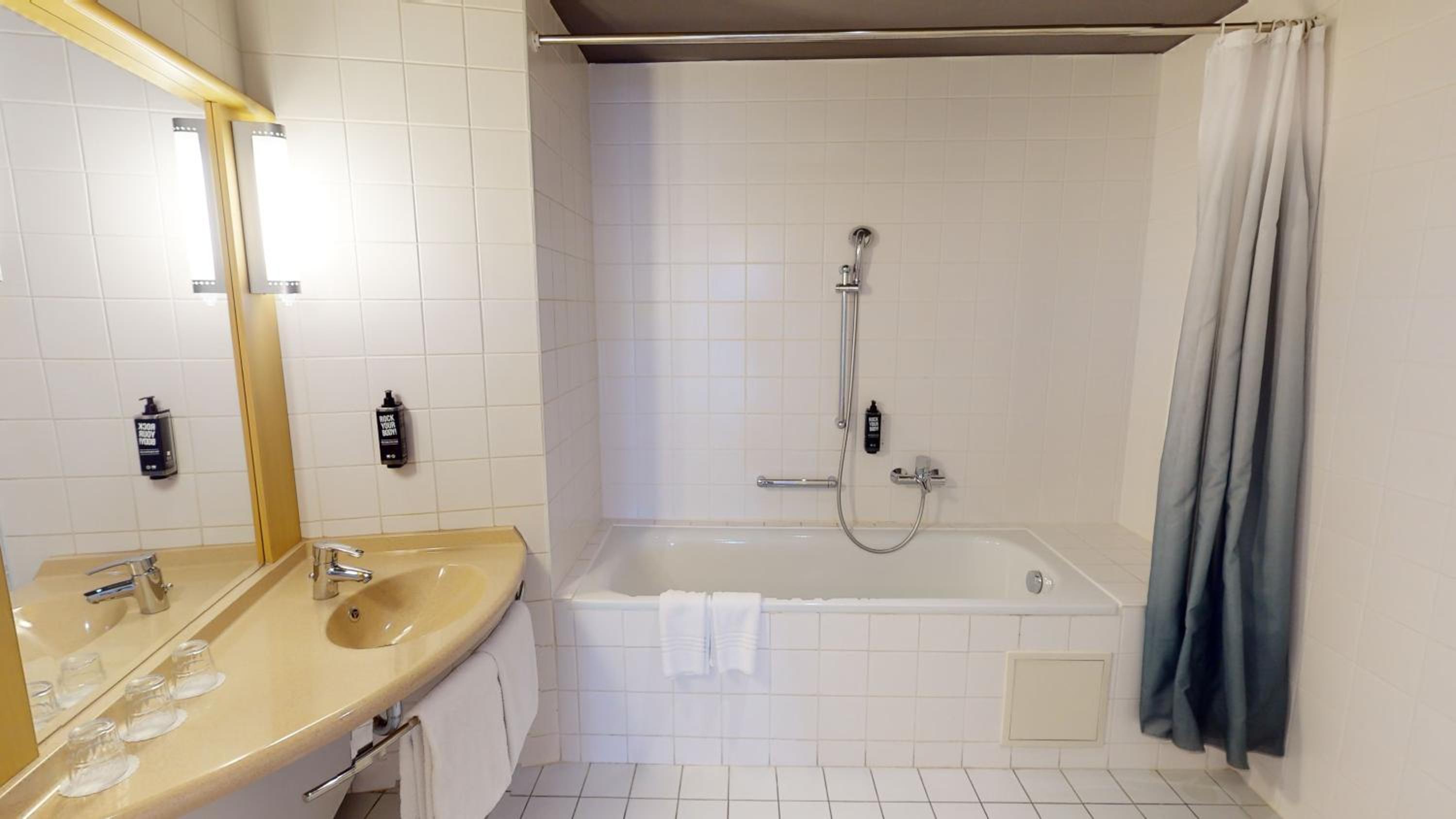 Triple Room With One Double Bed And One Single Bed photo 2
