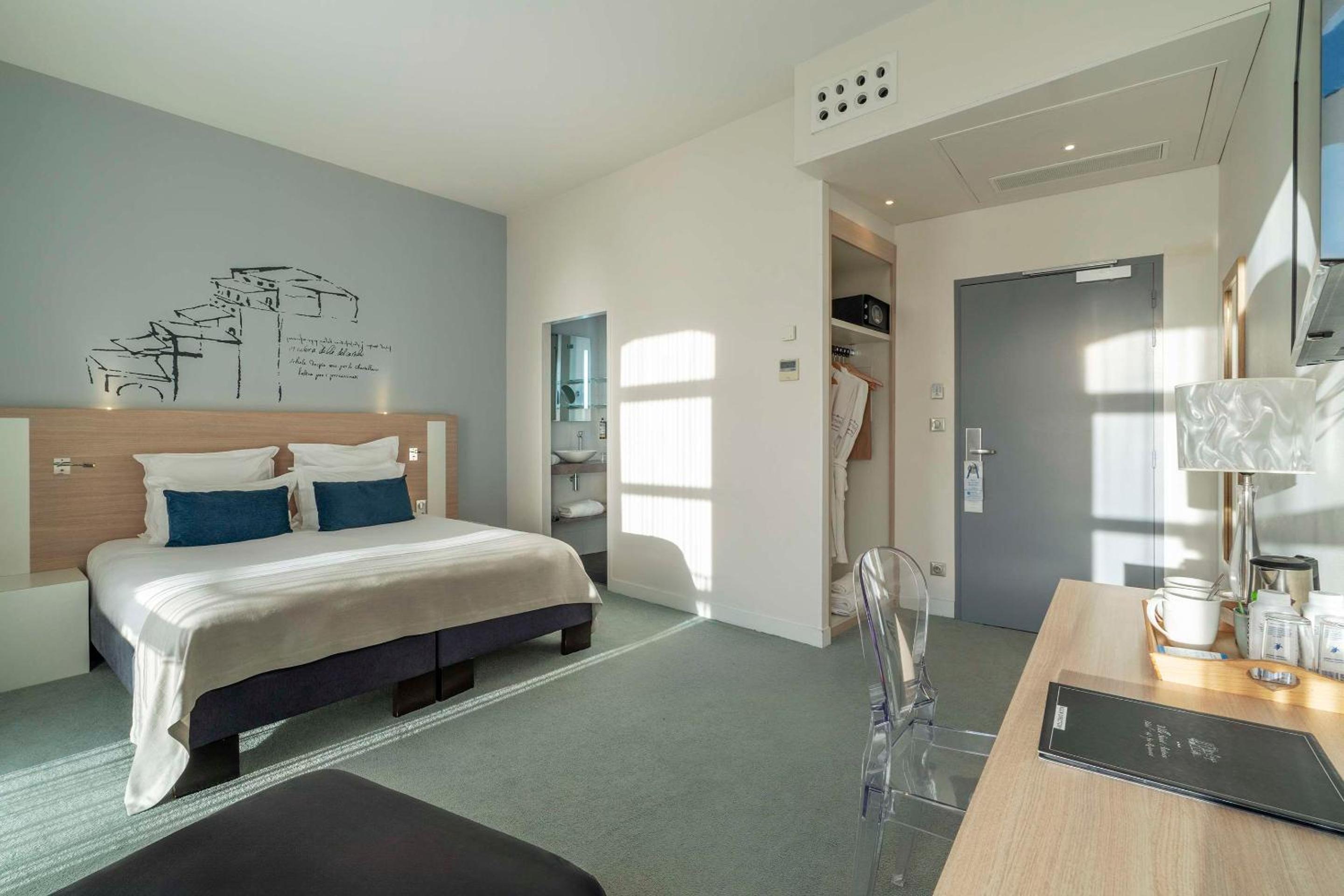 Privilege Queen Room with Balcony  - Photo 9