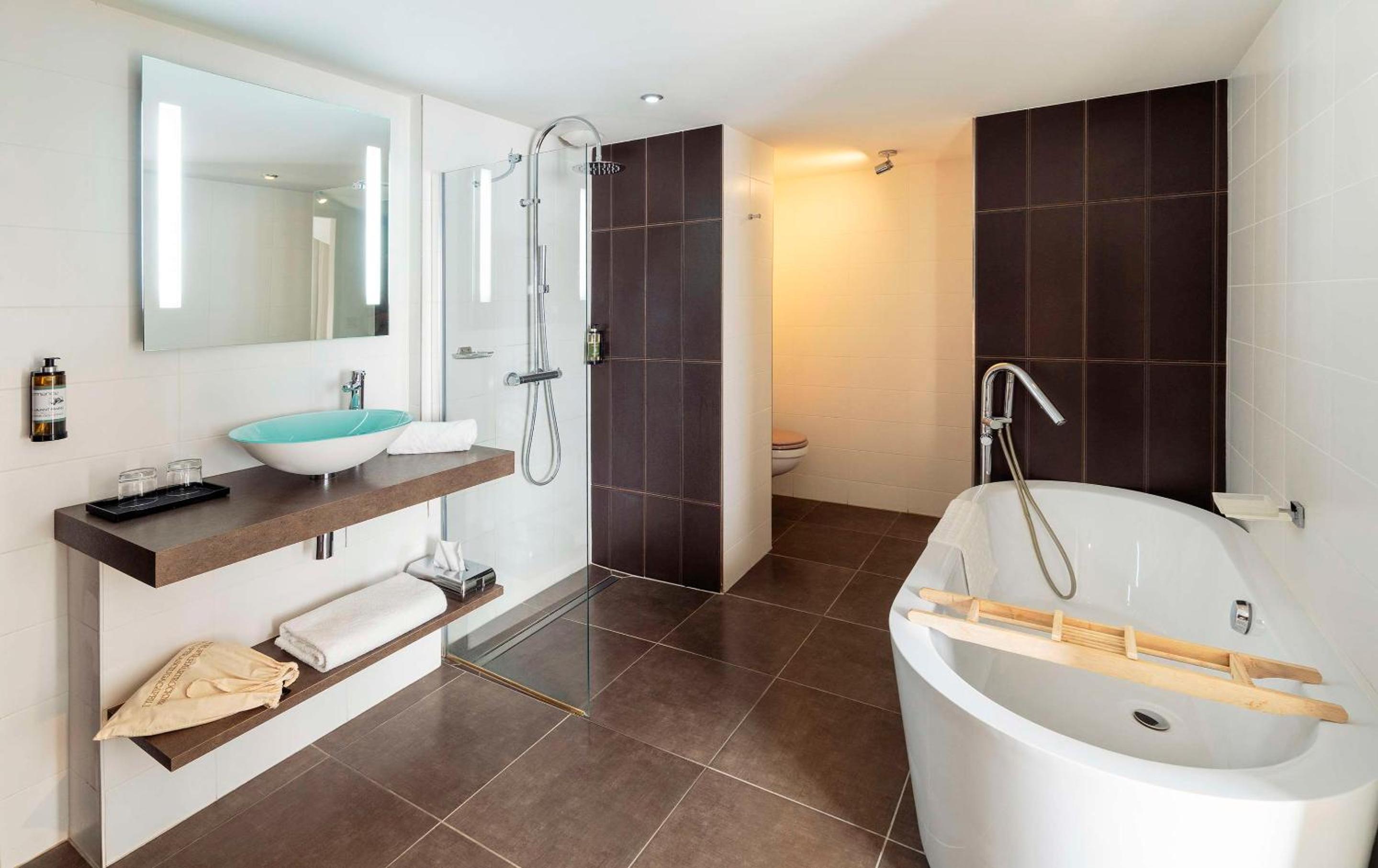 Luxury Queen Room with Castle View - Photo 8