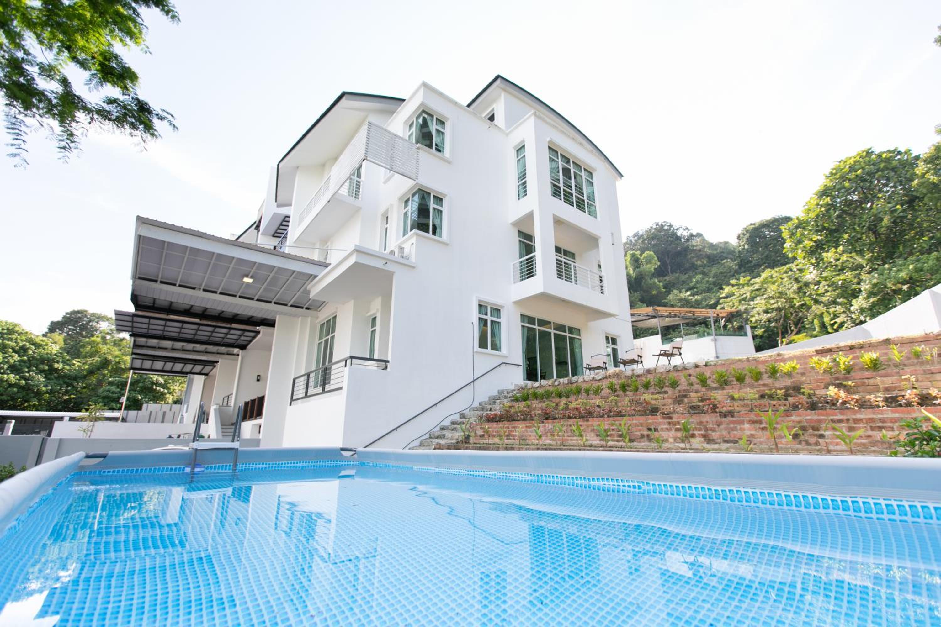 Five-Bedroom House photo 1
