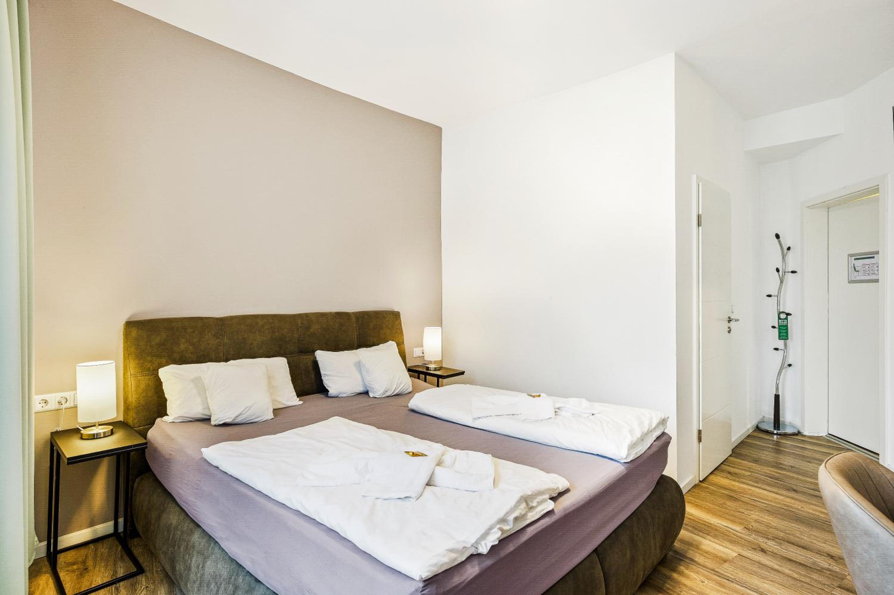 Large Double Room - Photo 2