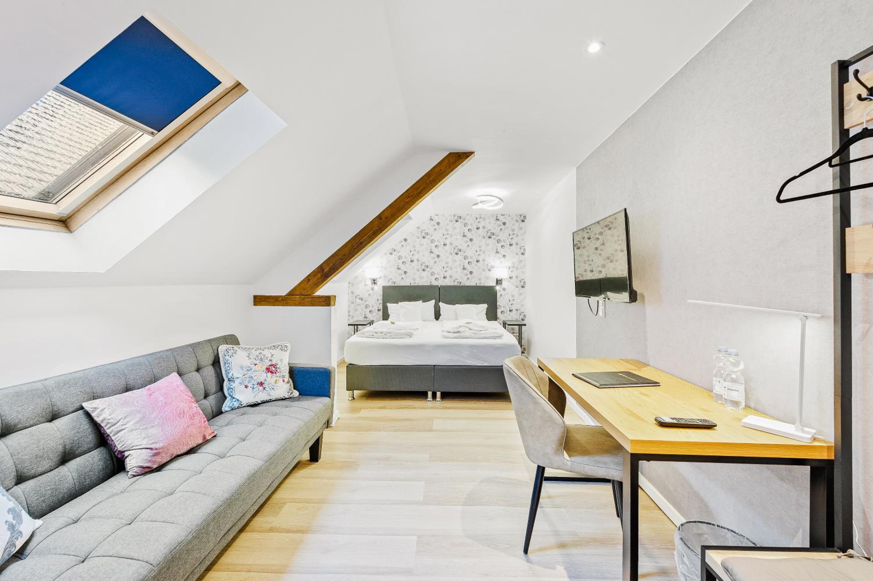 Large Double Room - Photo 3