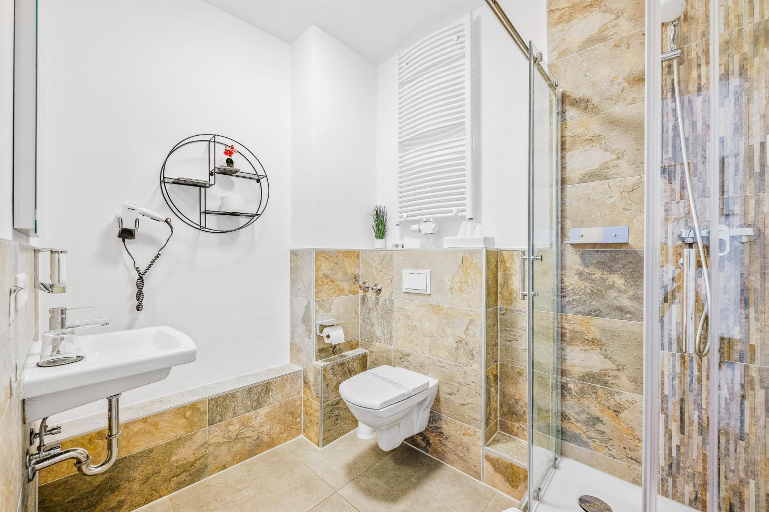 Large Double Room - Photo 4