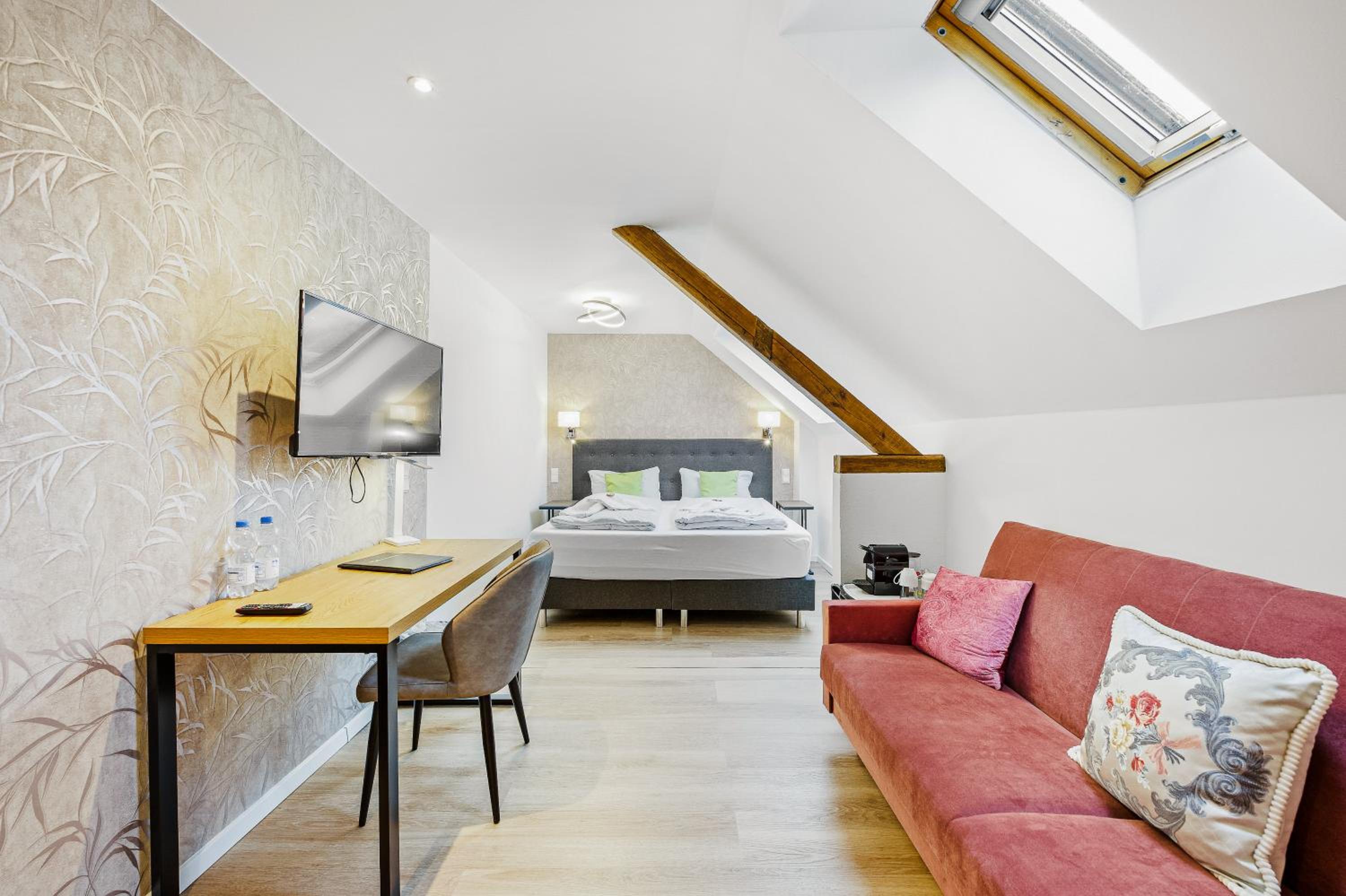 Large Double Room - Photo 5