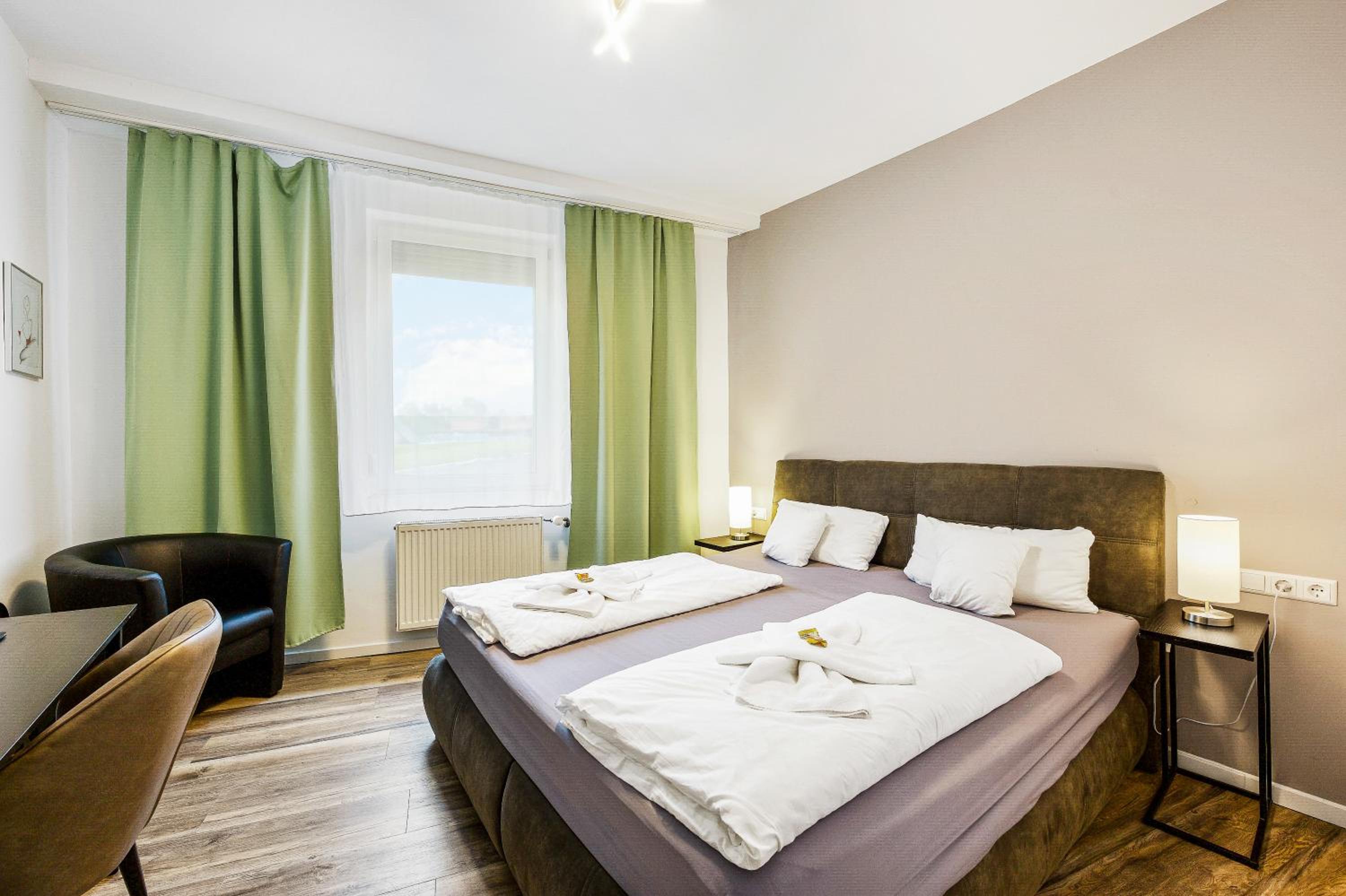 Large Double Room - Photo 6