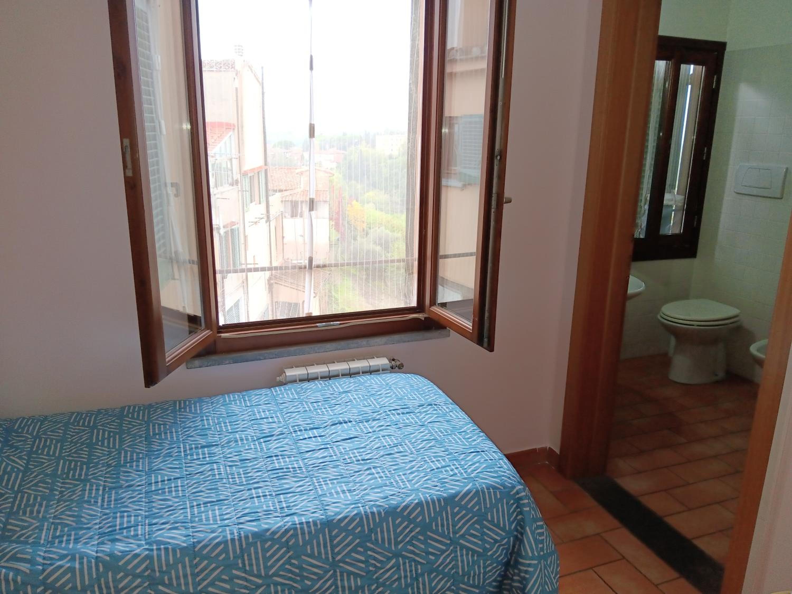Single Room with Private Bathroom photo 3