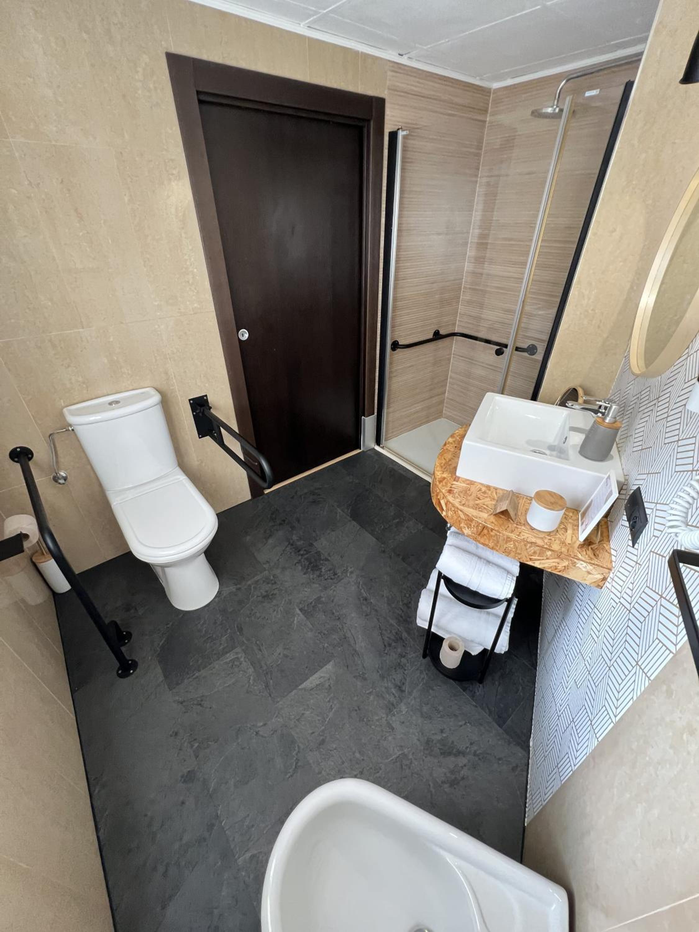 Double or Twin Room - Photo 4