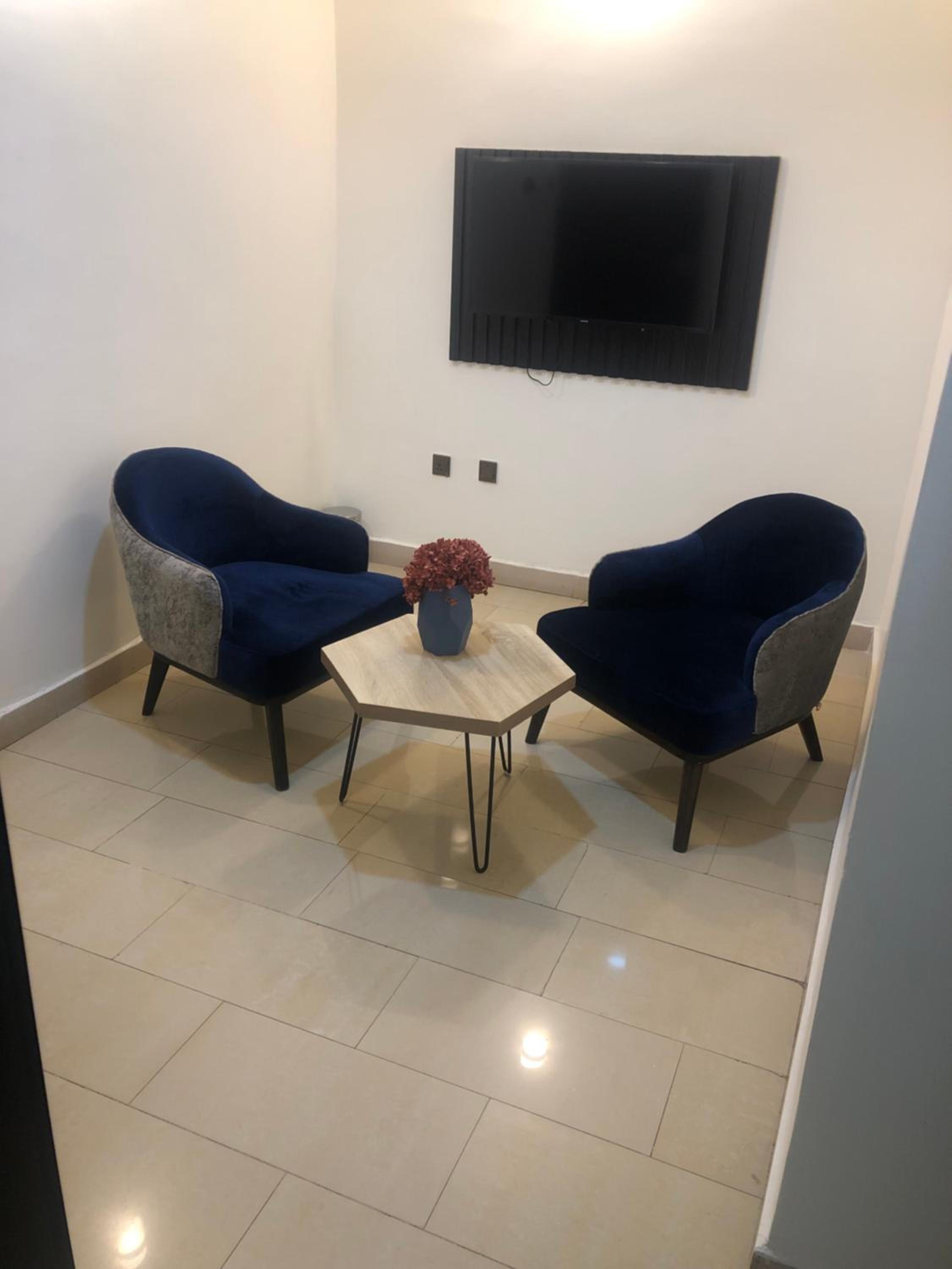 Executive Suite - Photo 3