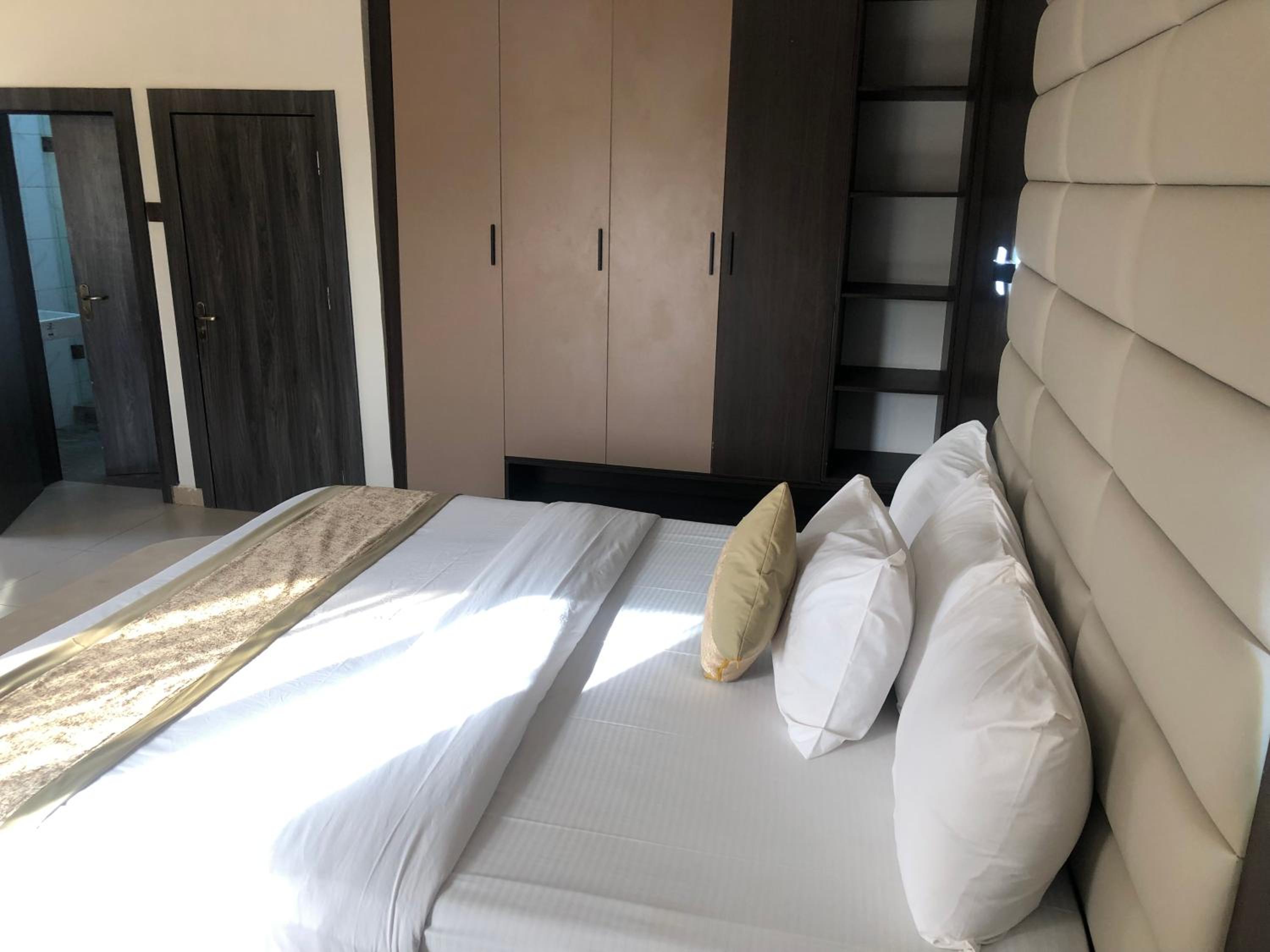 Executive Suite - Photo 2