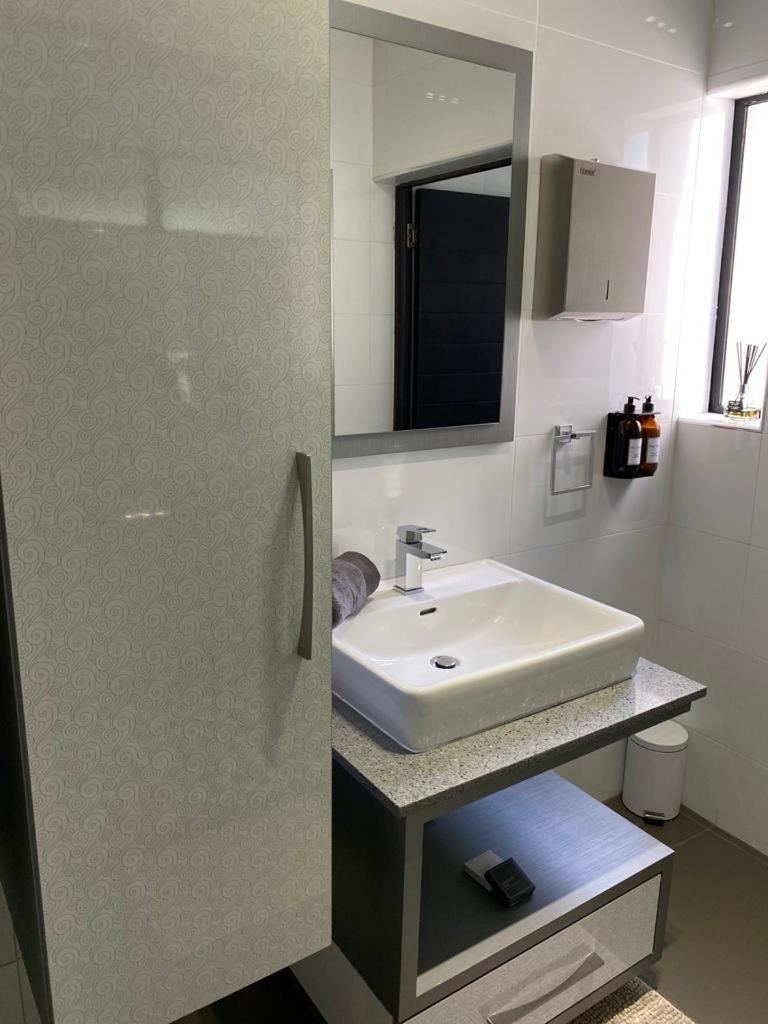 Standard Twin Room - Photo 9