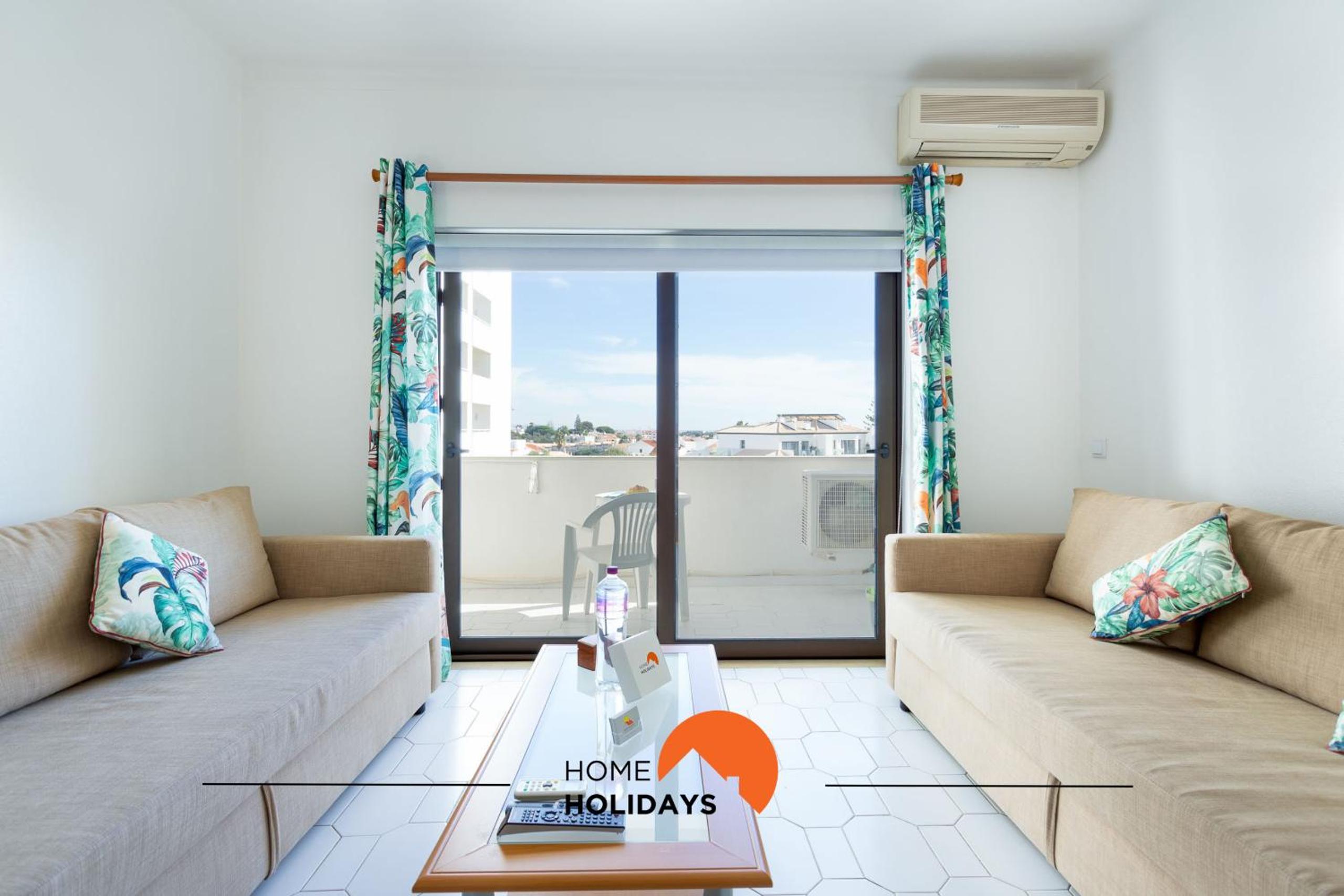 Apartment With Pool View 