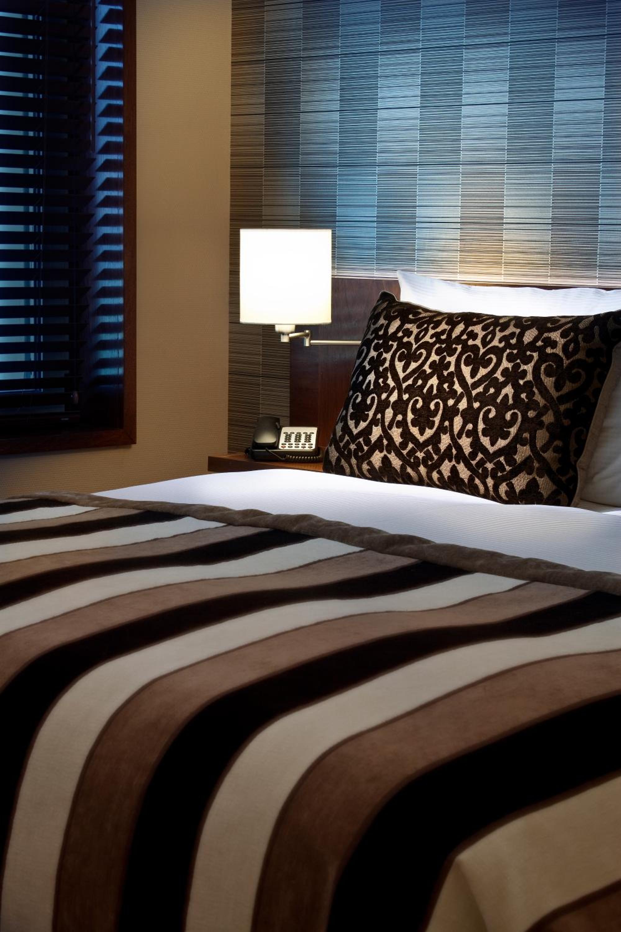 Premium King Room - Photo 4