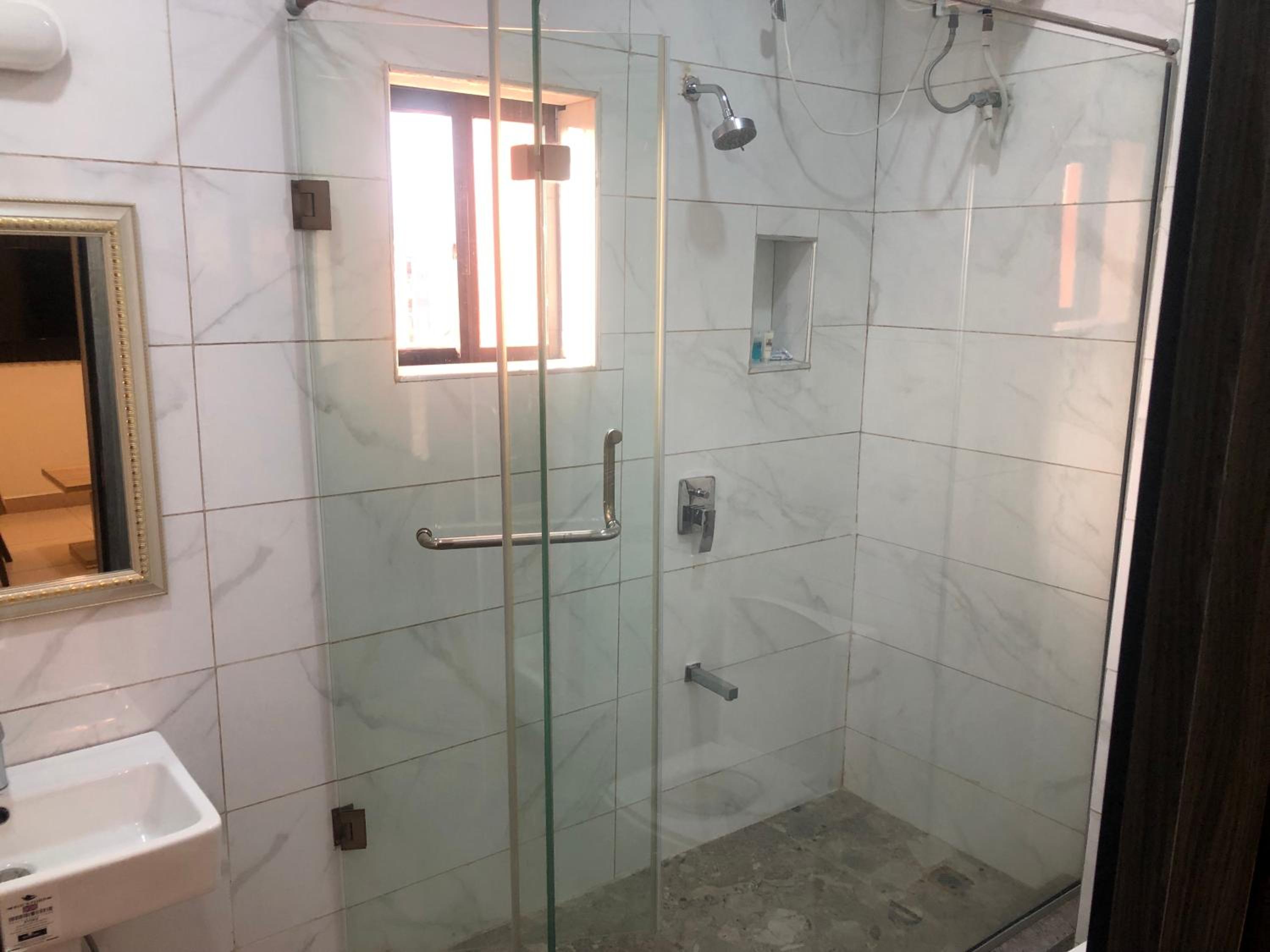 Executive Suite - Photo 4