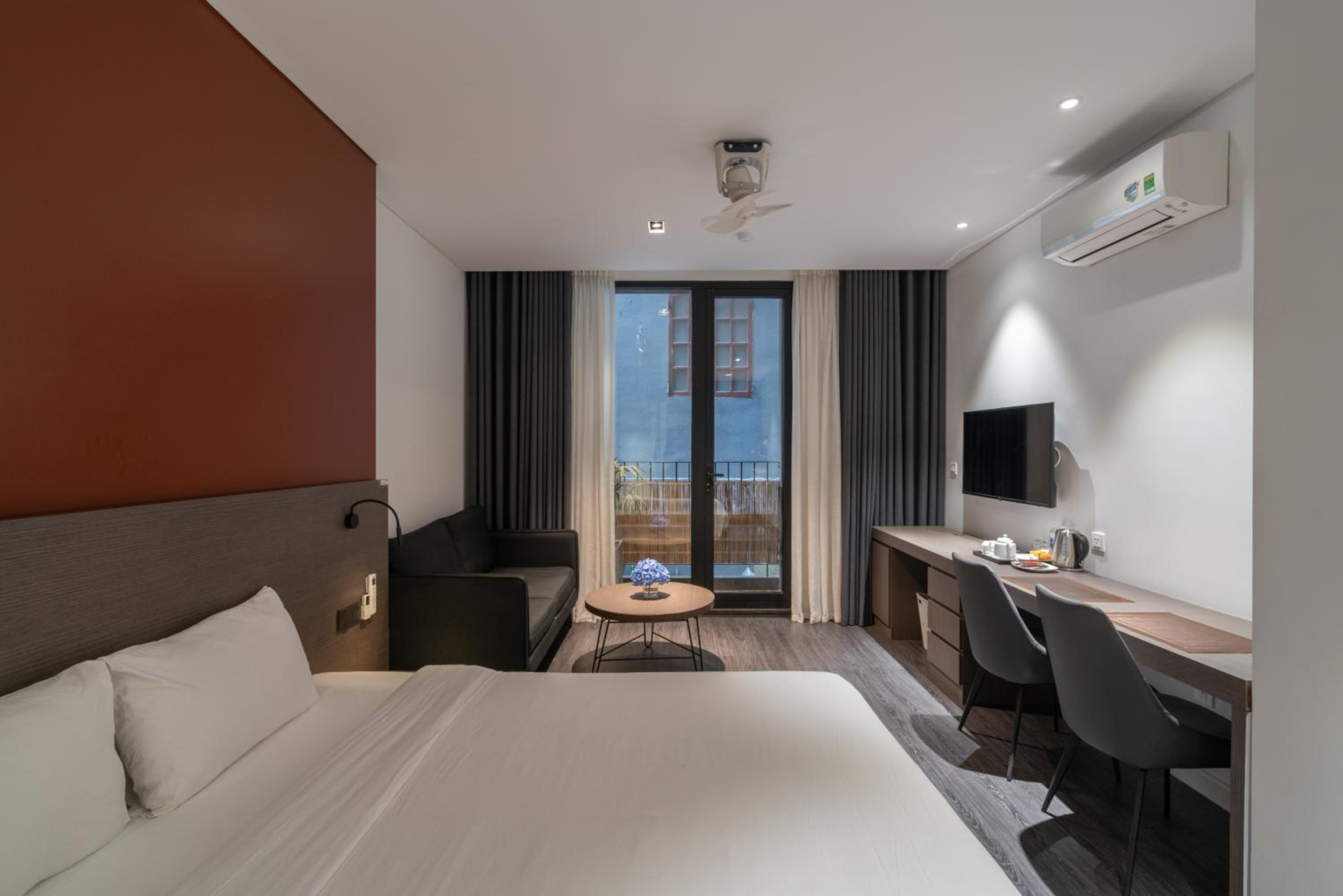 Suite - Photo 1