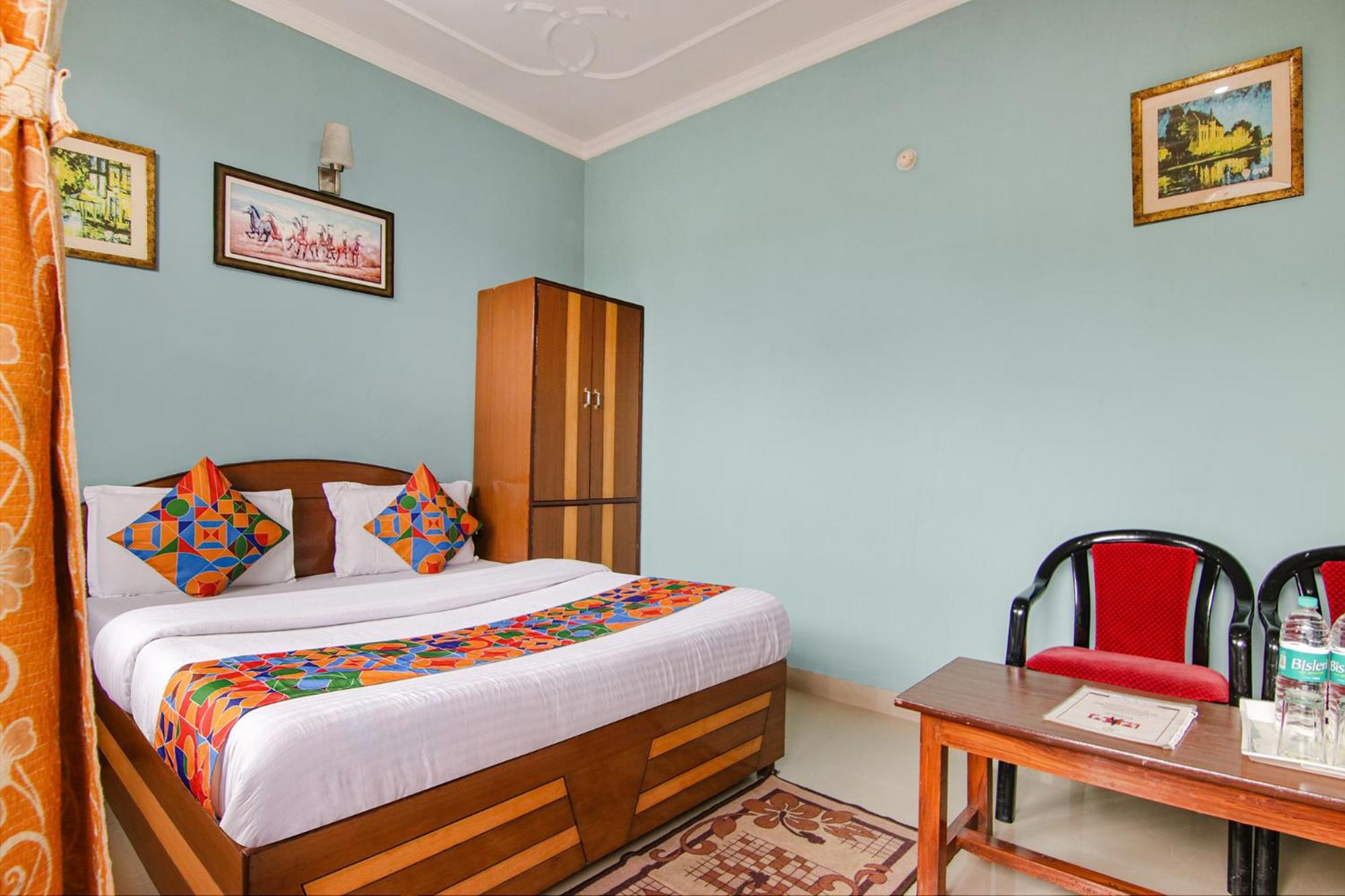 Double Room with Balcony - Photo 9