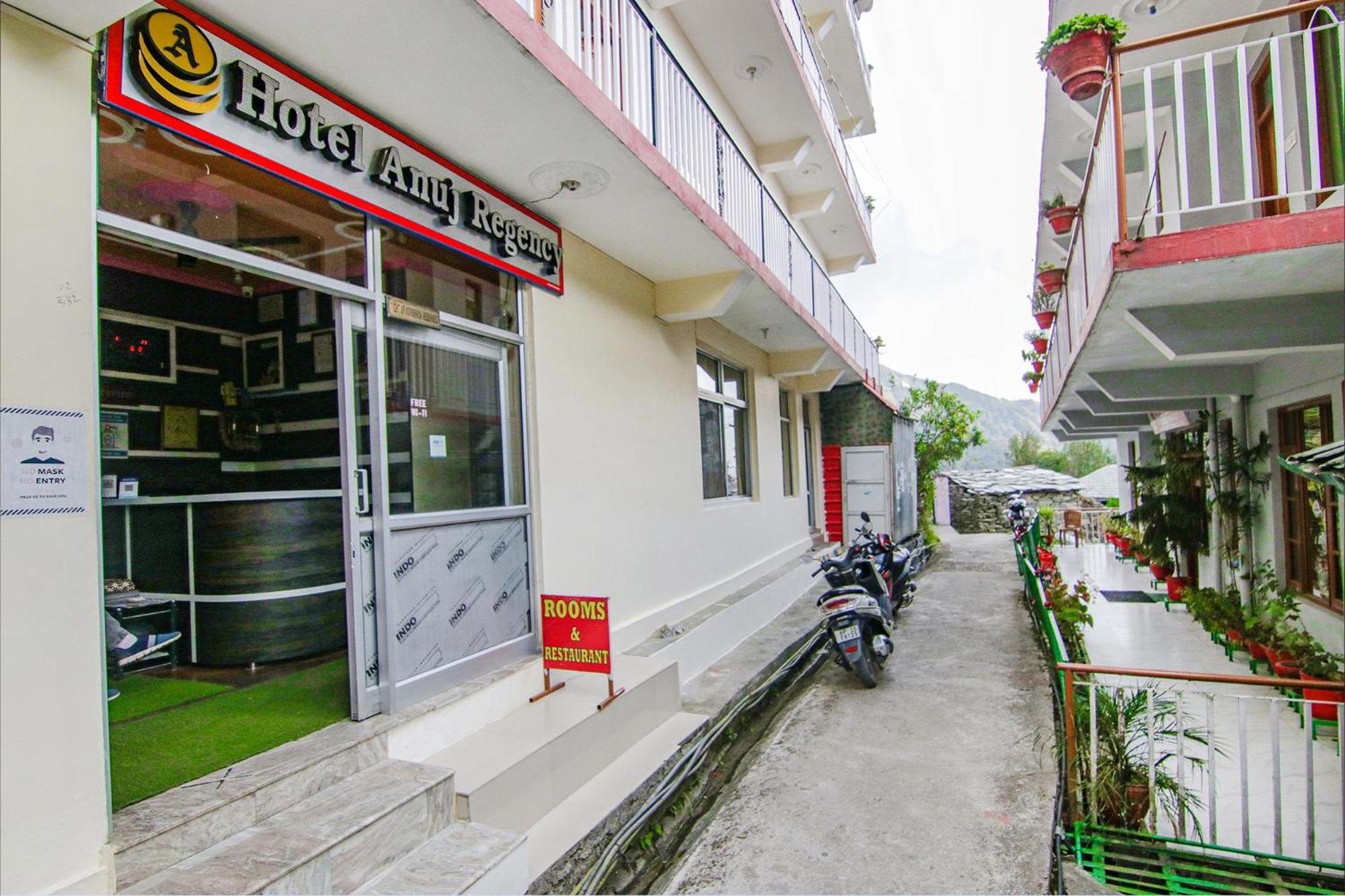 Double Room with Balcony - Photo 10