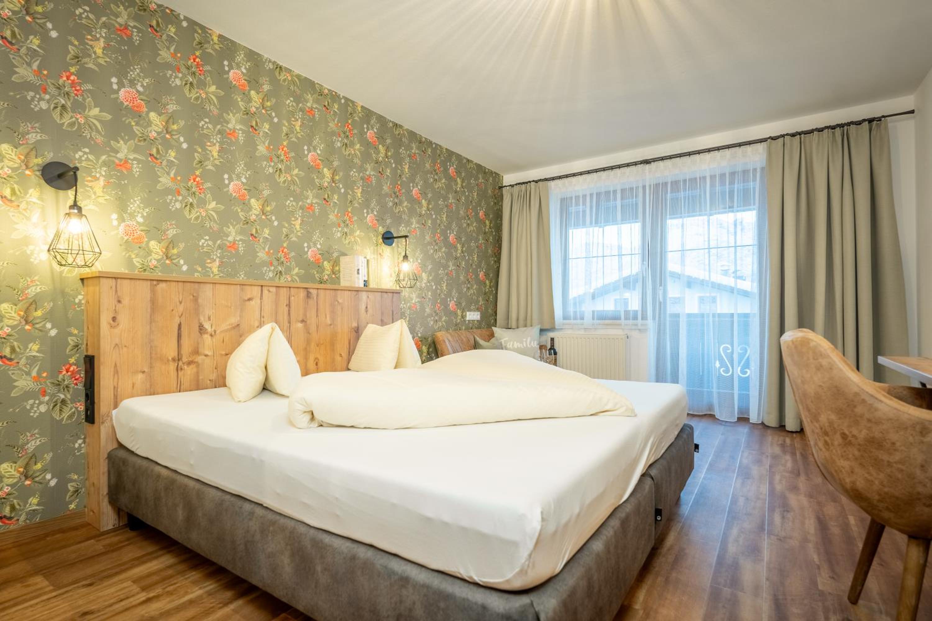 Romantic Double Room with Balcony - Photo 5