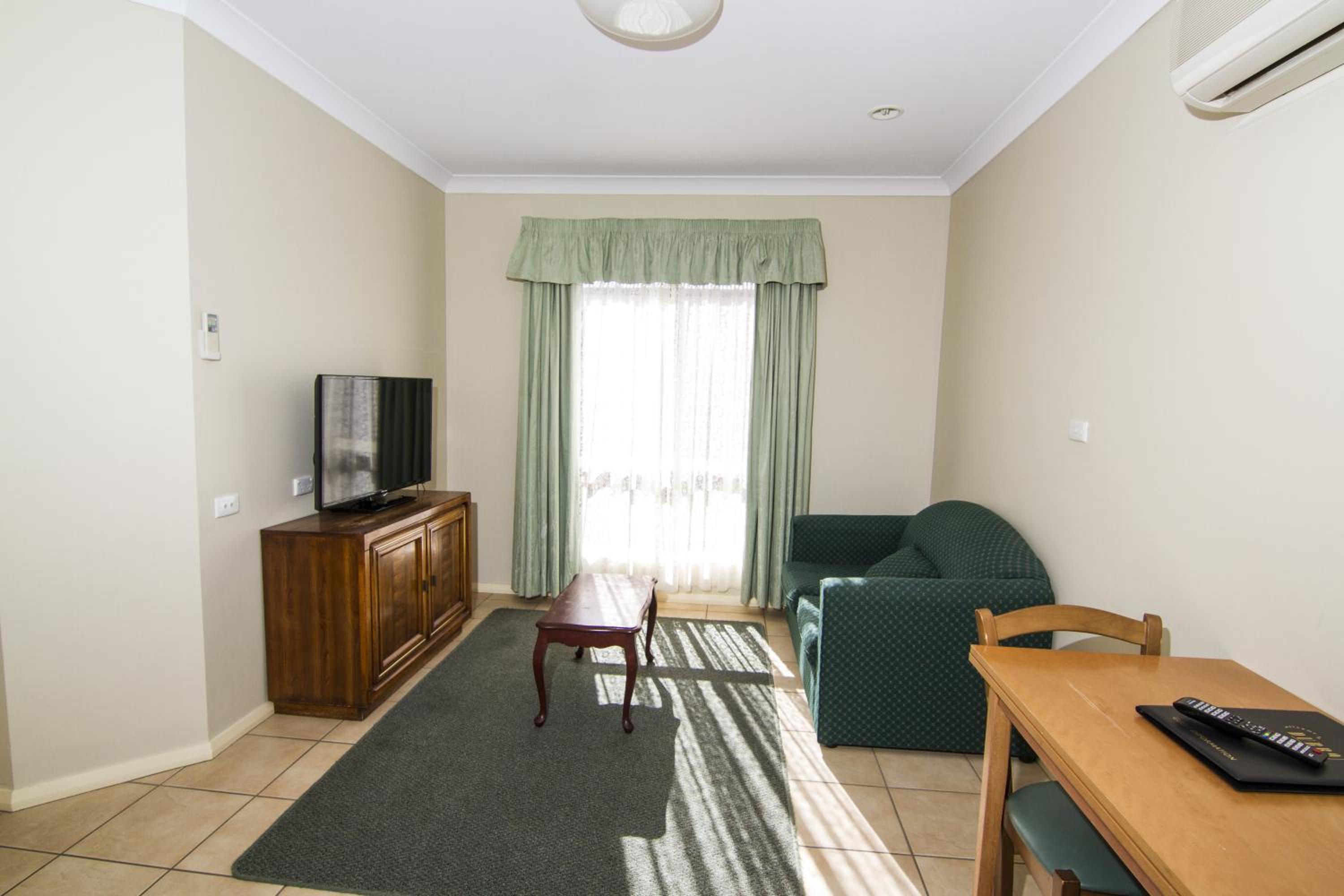 Deluxe Suite with Spa Bath photo 2
