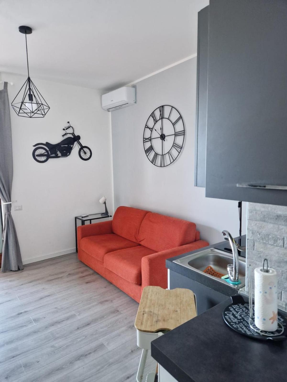 One-Bedroom Apartment photo 1