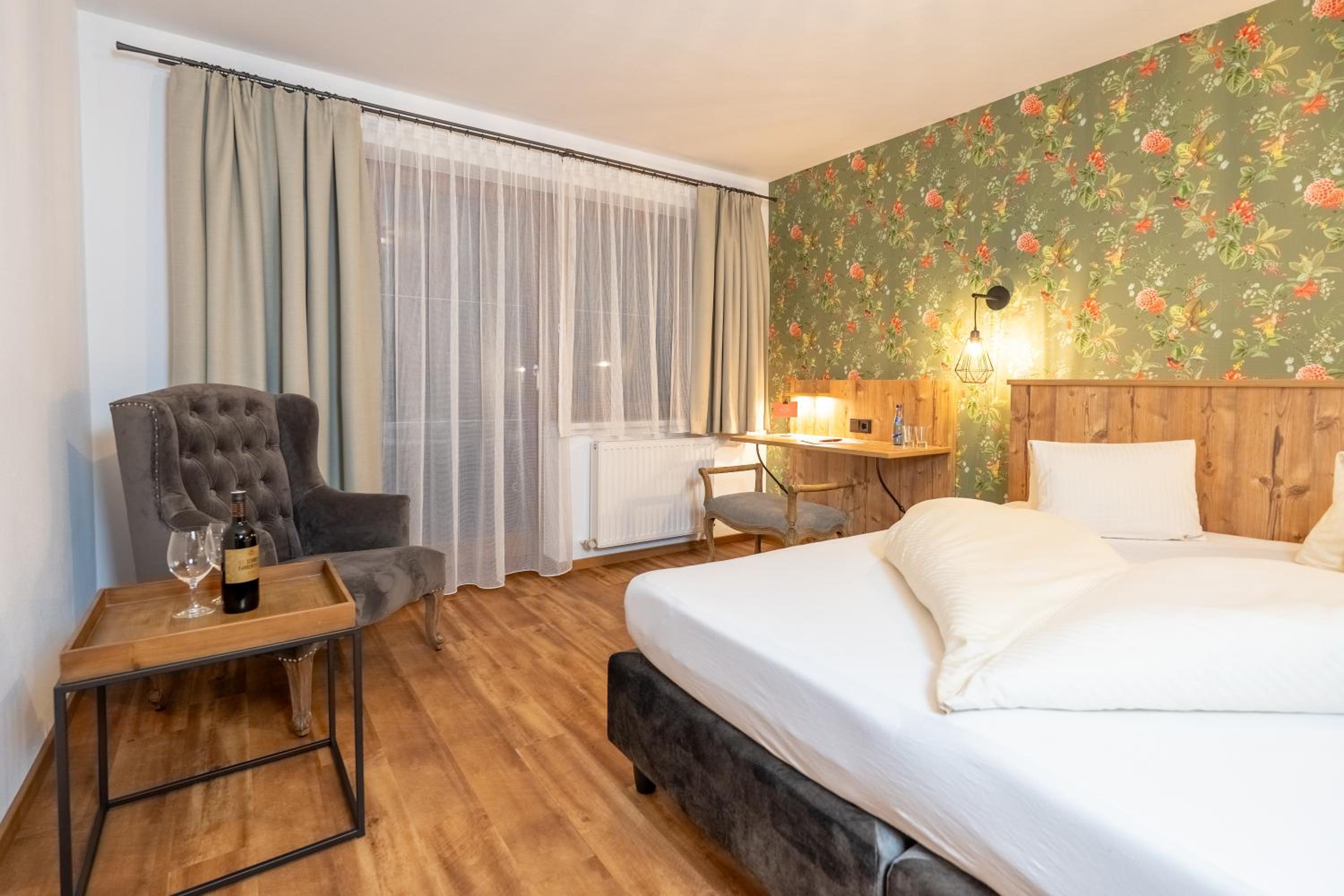 Romantic Double Room with Balcony - Photo 2