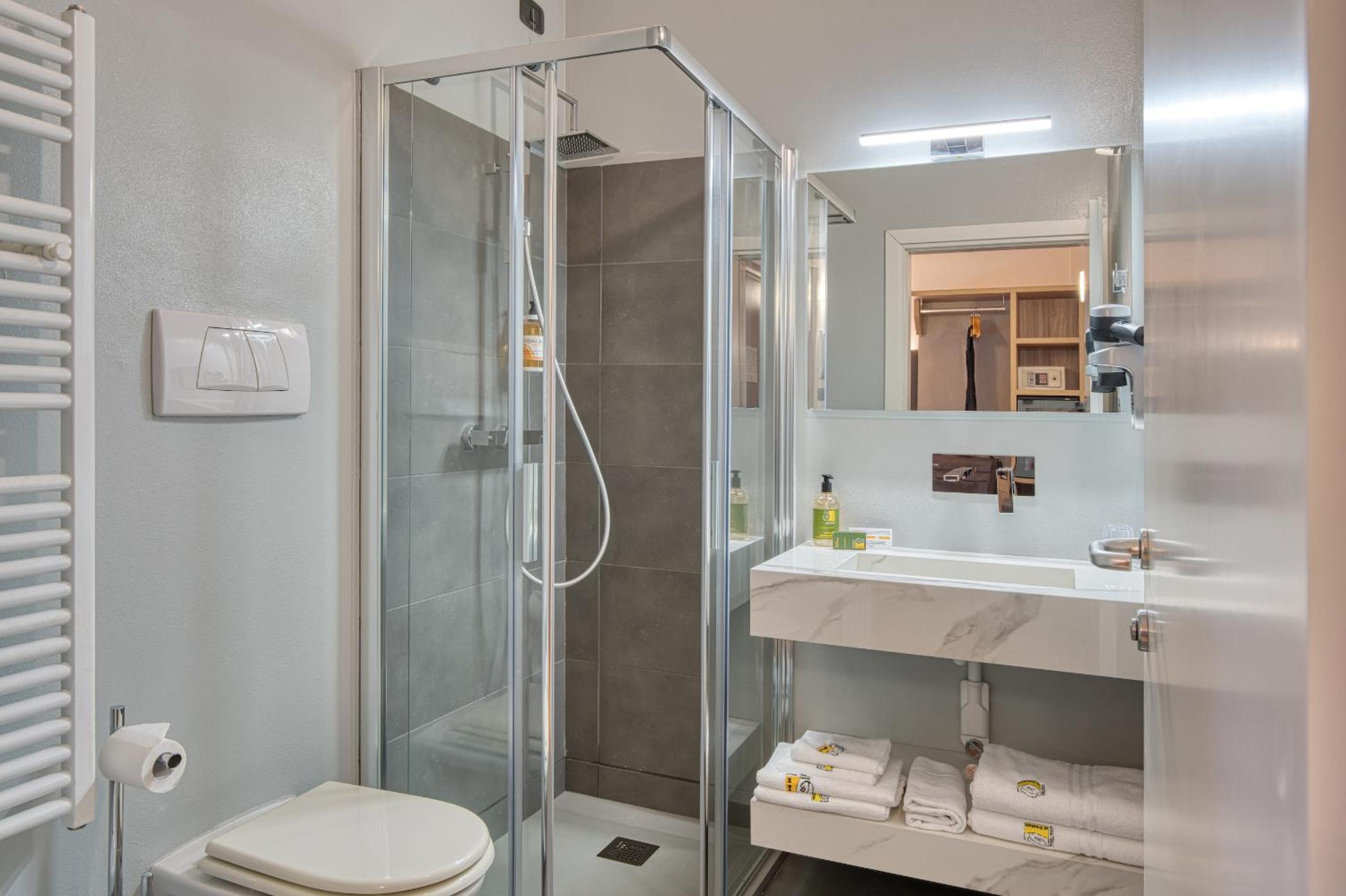 Double Room - Photo 8