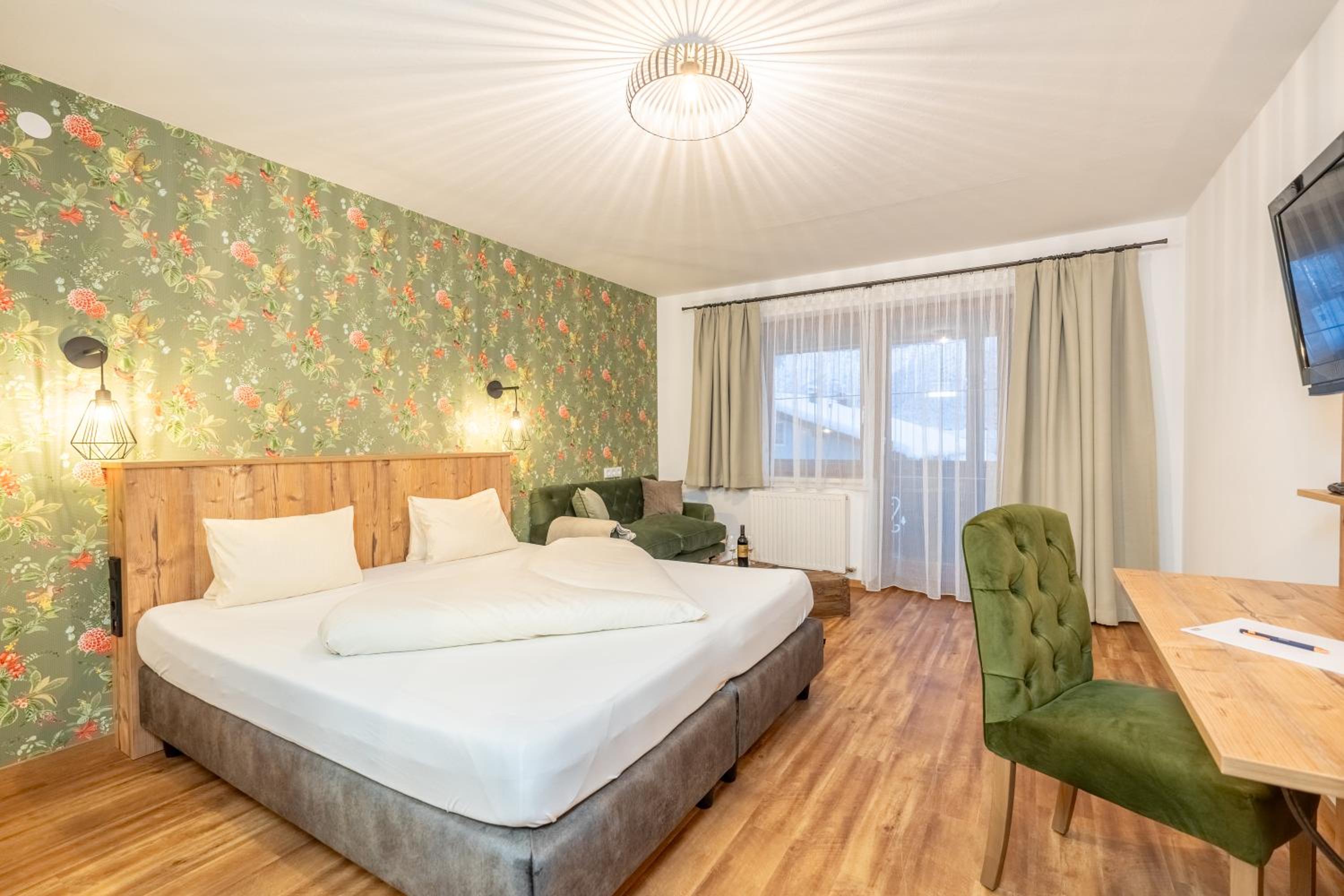 Romantic Double Room with Balcony - Photo 3