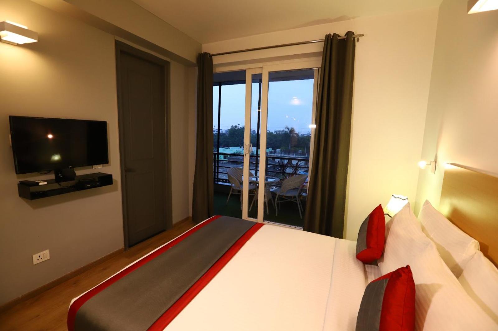 Deluxe King Room - Photo 2