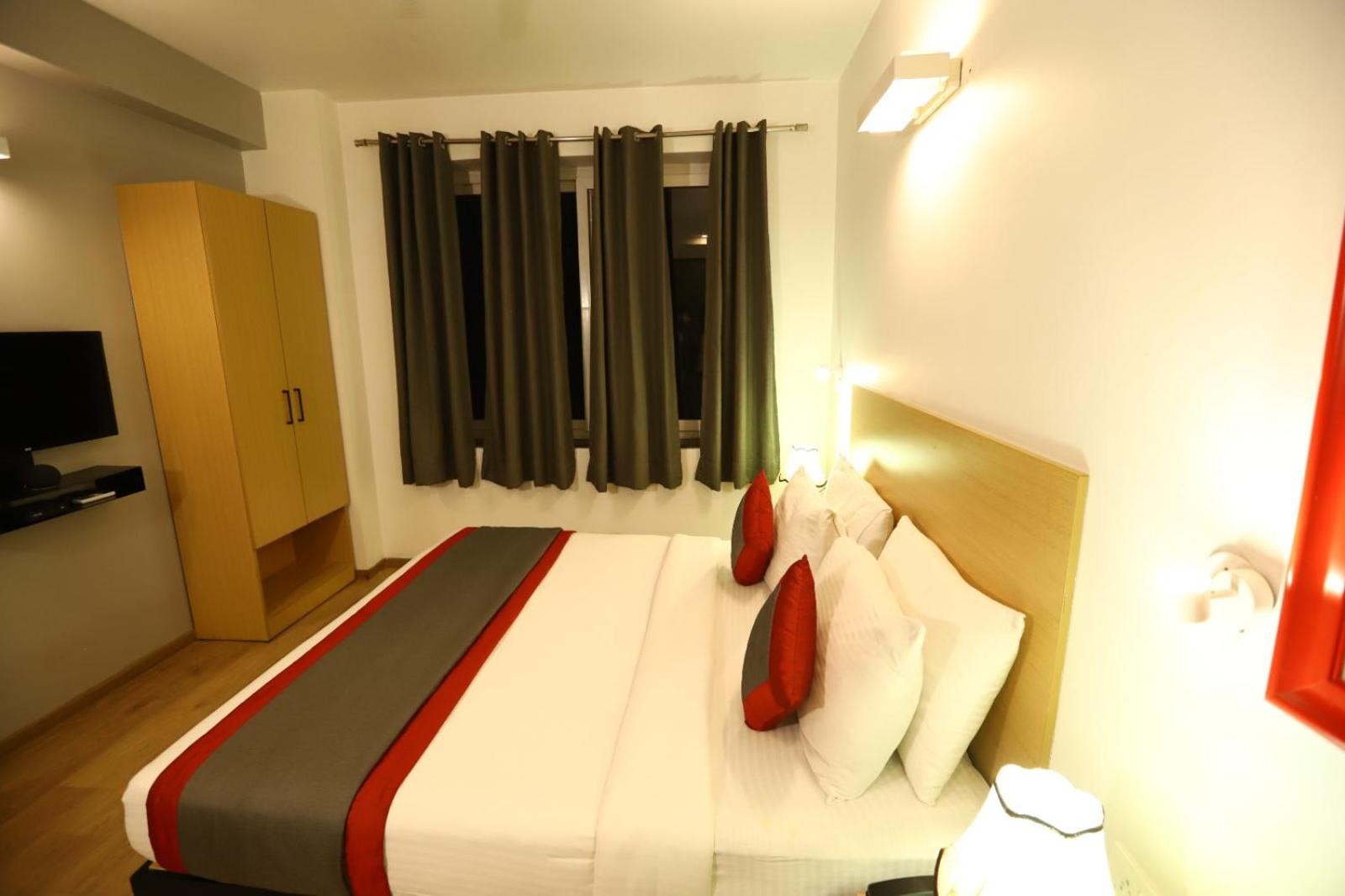 Deluxe Room (2 Adults + 1 Child) - Photo 1