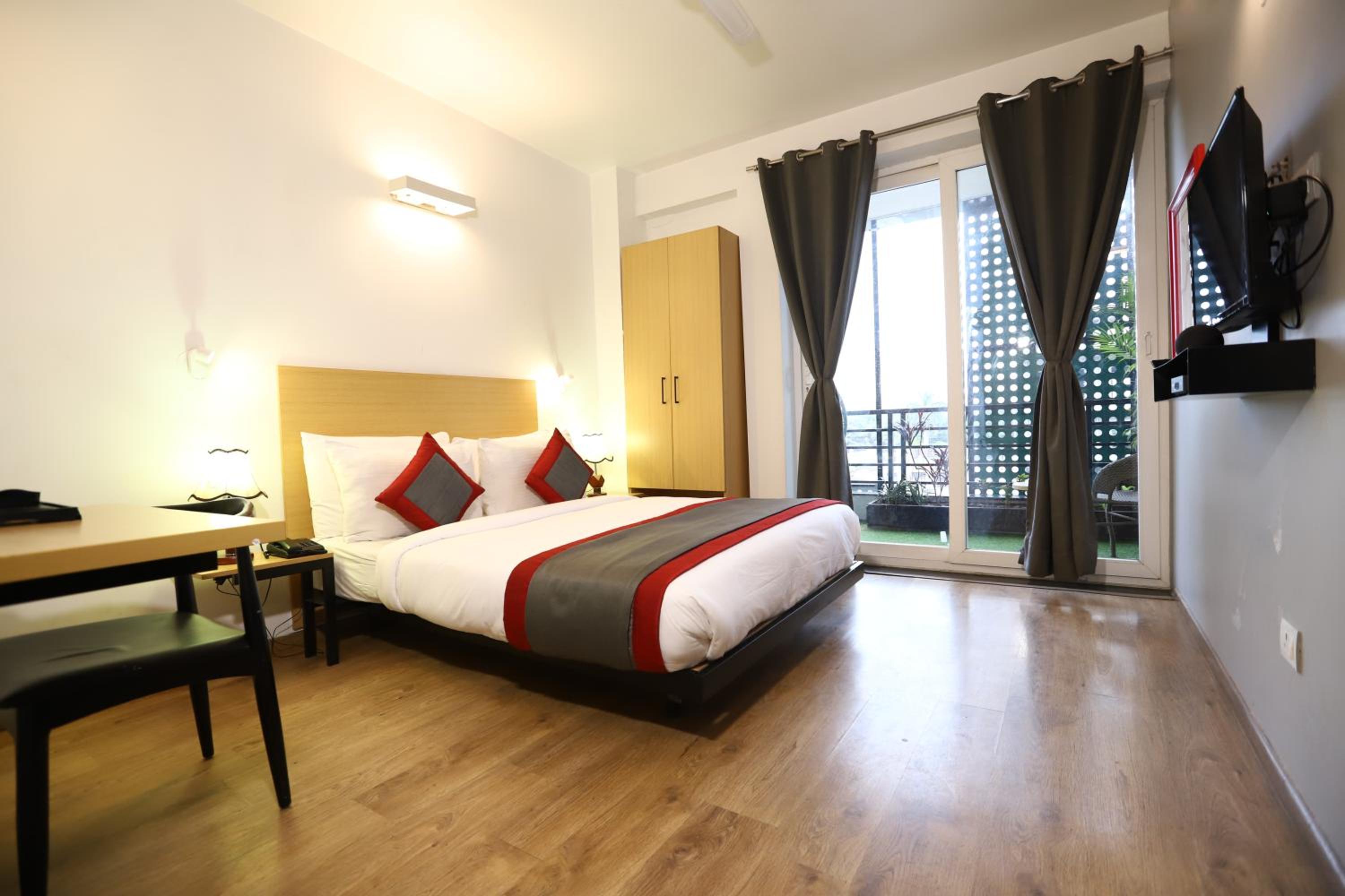 Deluxe King Room - Photo 1