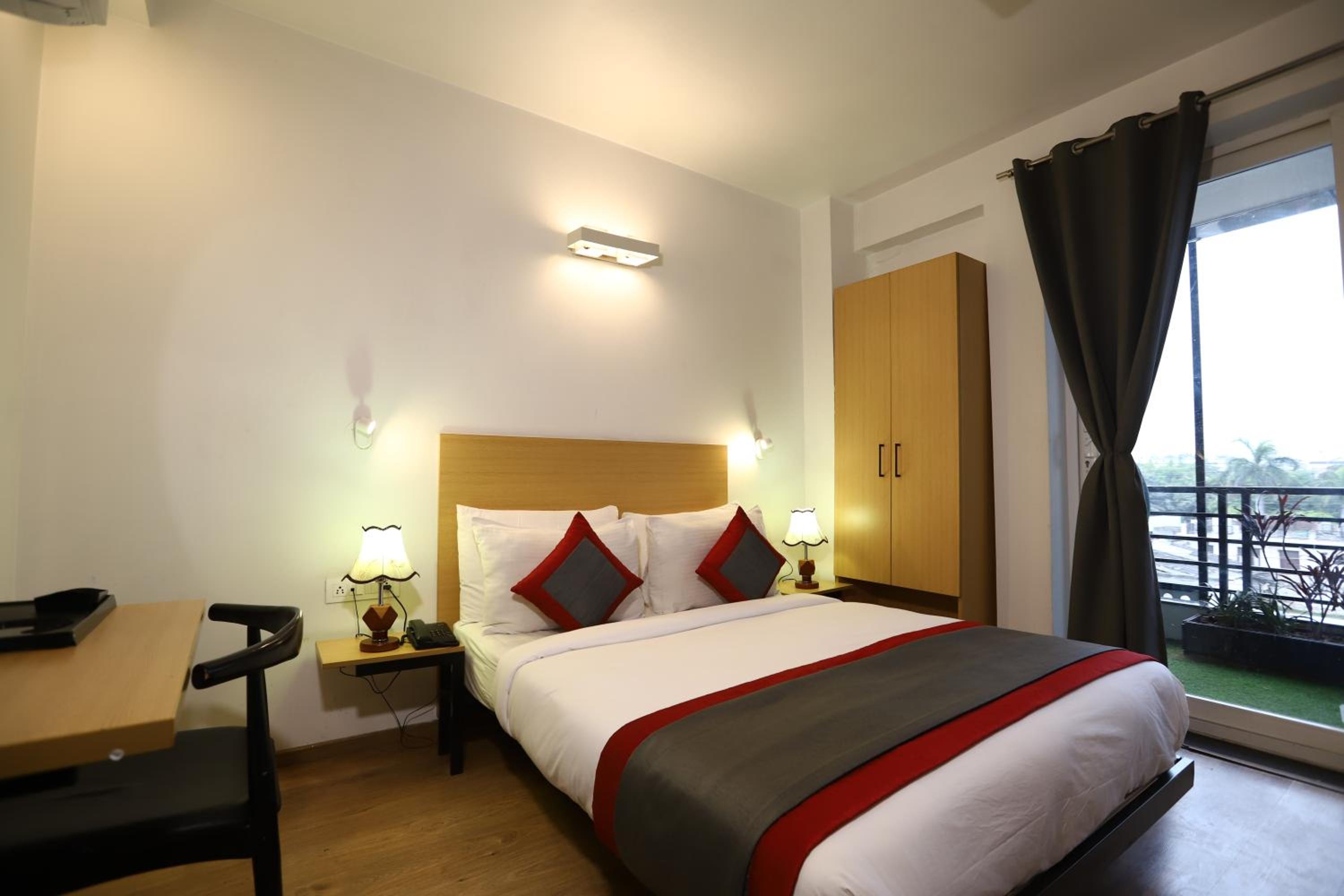 Deluxe King Room - Photo 3