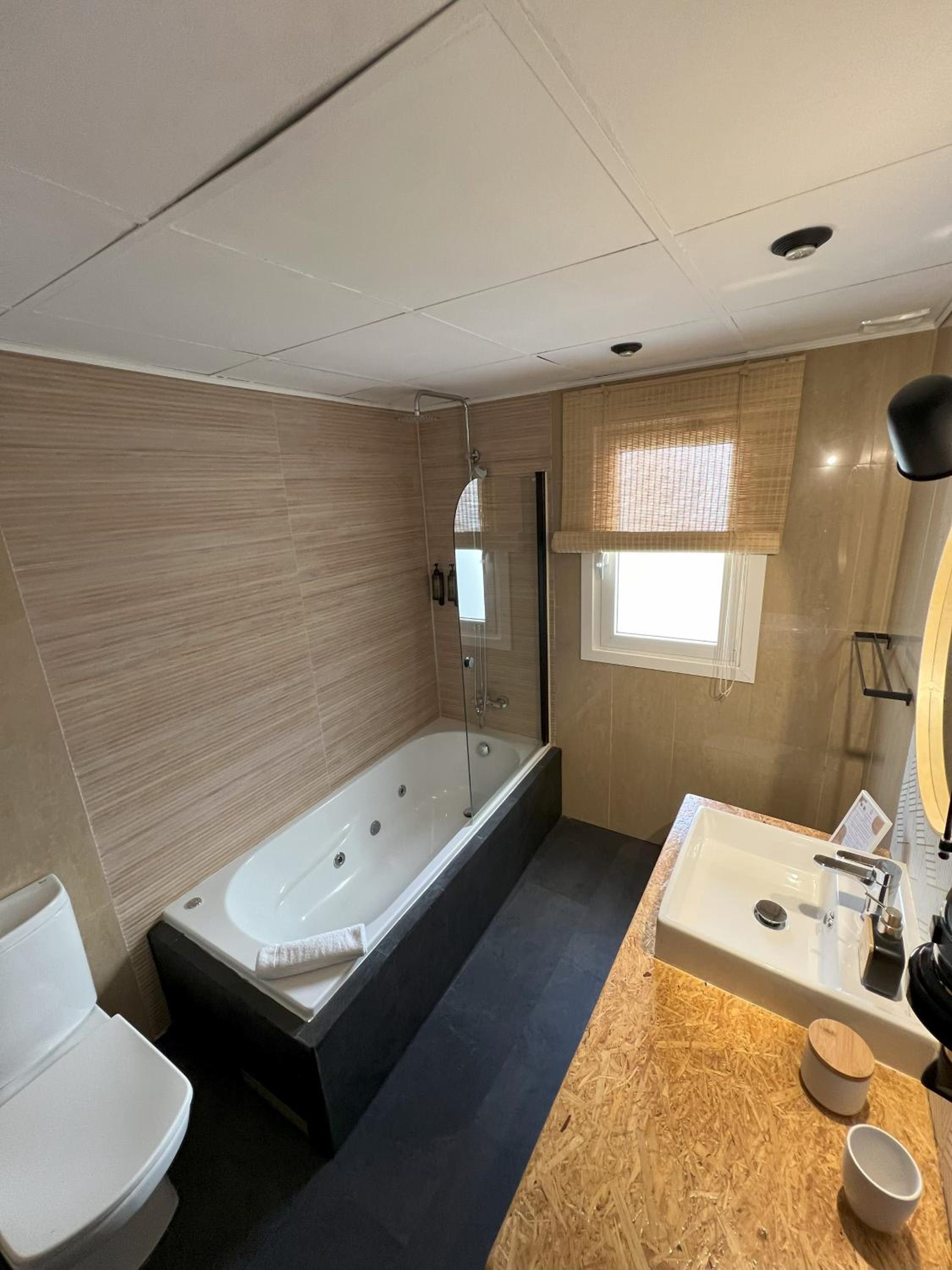 Deluxe Double or Twin Room - Photo 2