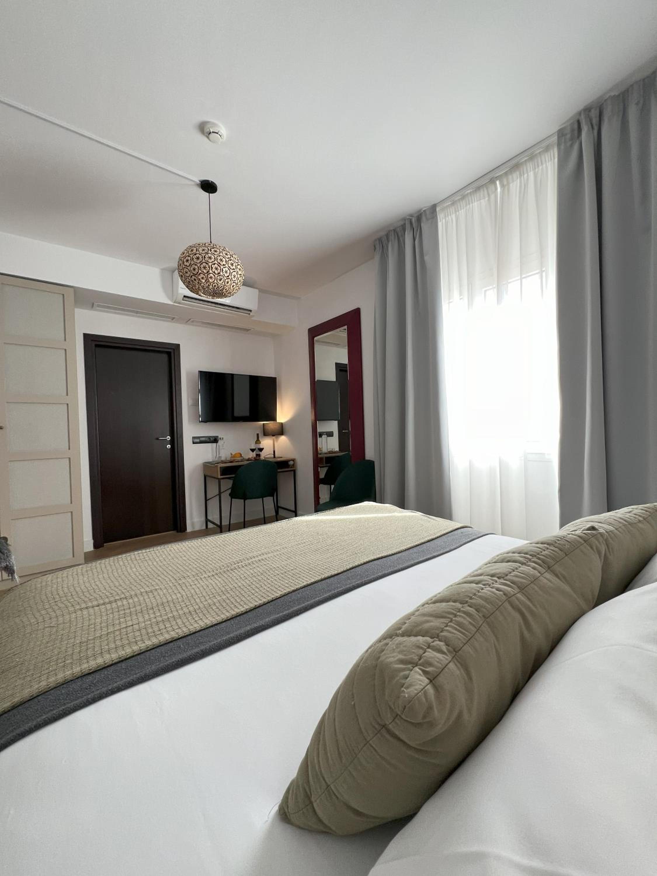 Deluxe Double or Twin Room - Photo 9